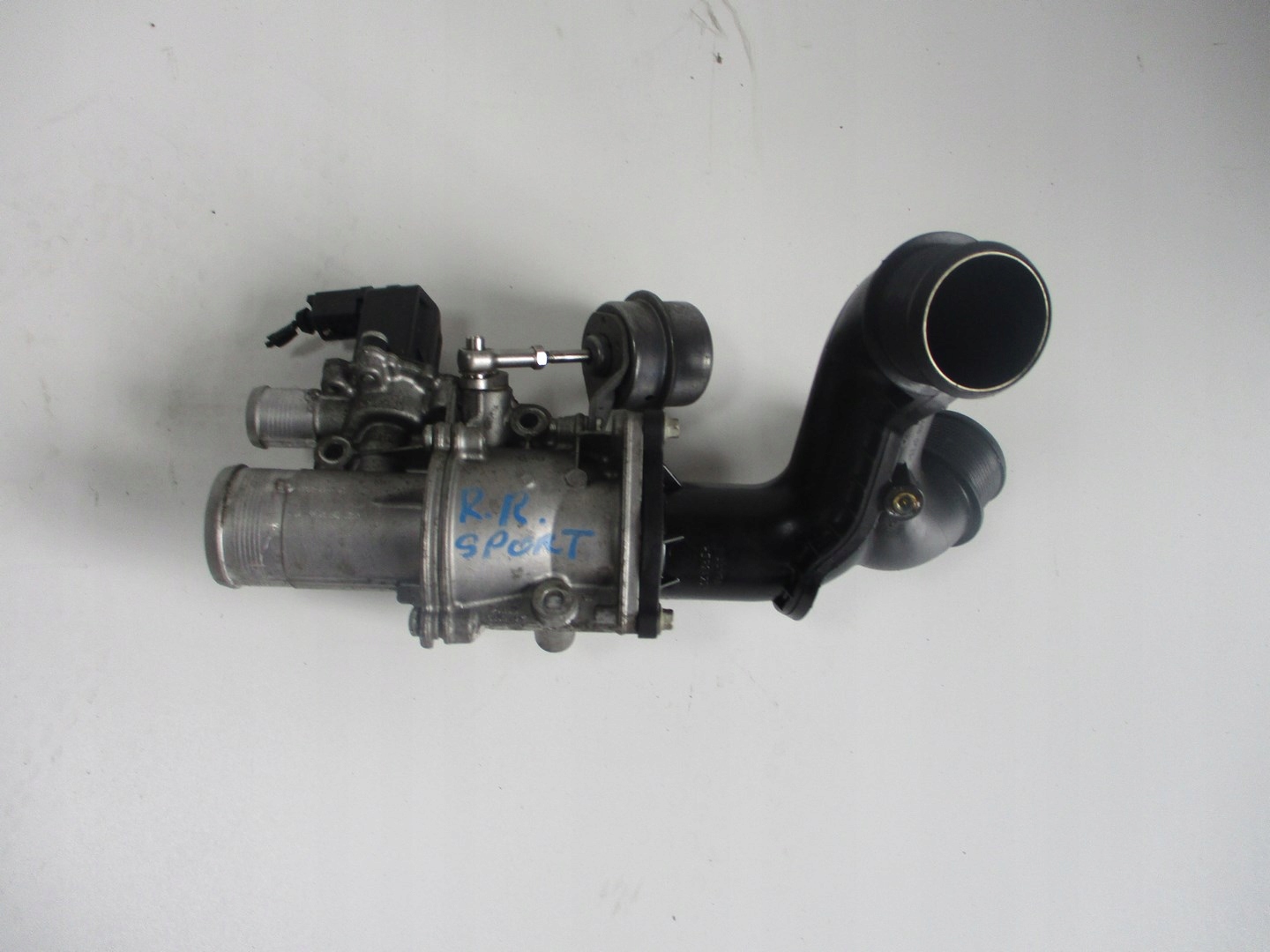 Турбина рендж ровер спорт. Впускнои клапана турбокомпрессора range Rover Sport. Клапан наддува турбины range Rover Sport. Клапан управления турбины Рендж Ровер спорт HSE.