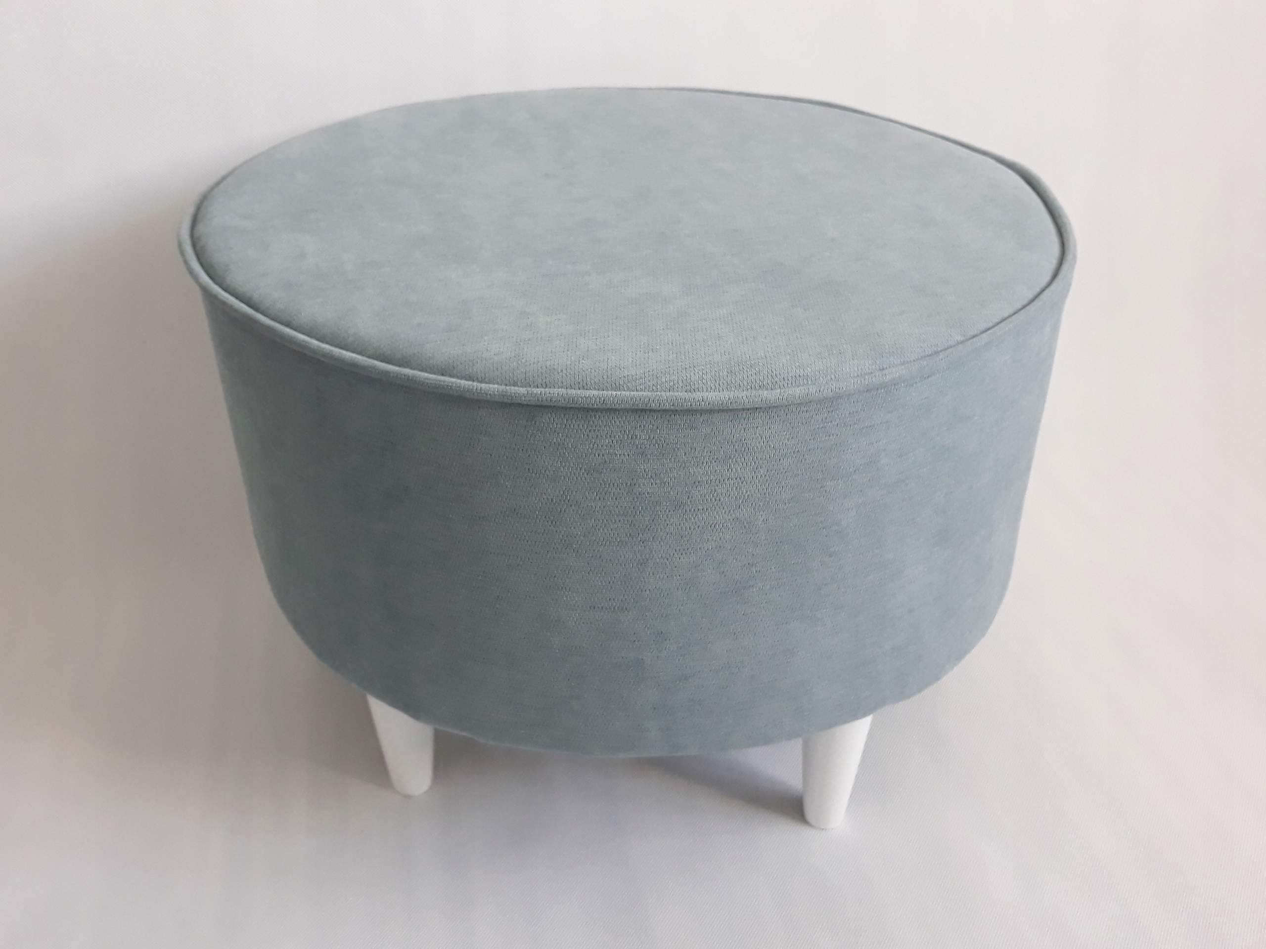 NOWOCZESNA PUFA OKRĄGŁA - DREWNIANE NOGI