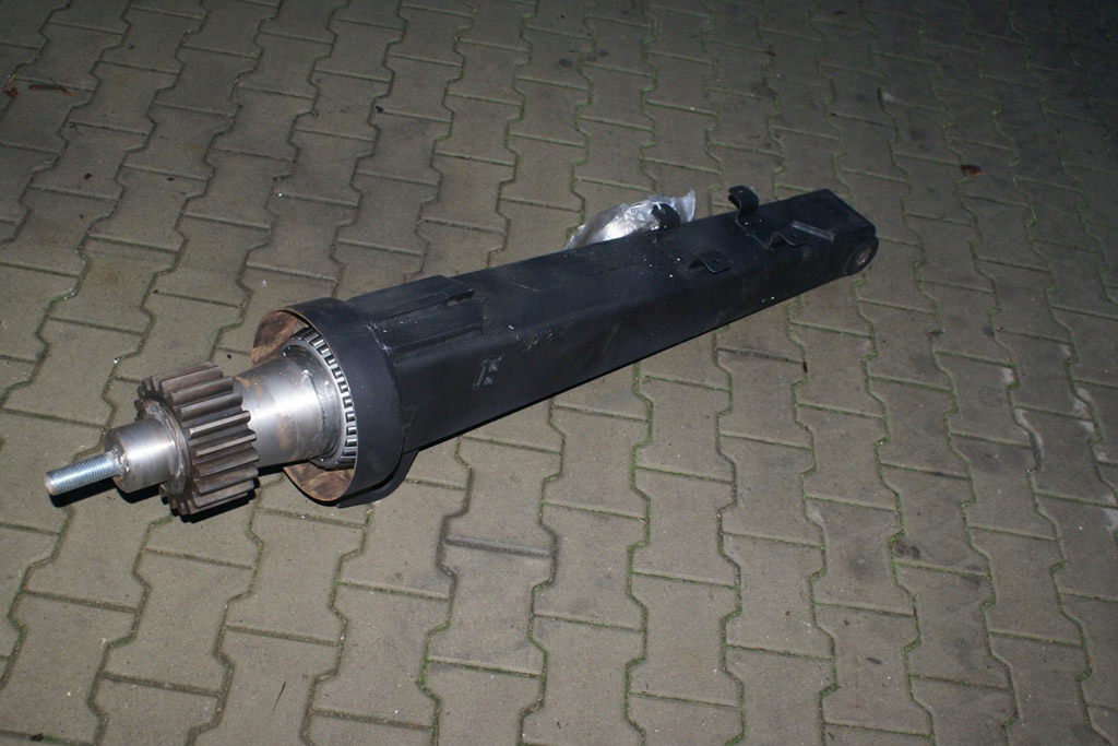 Słup z kołem zębatym More Maskiner 5145/6545/6955