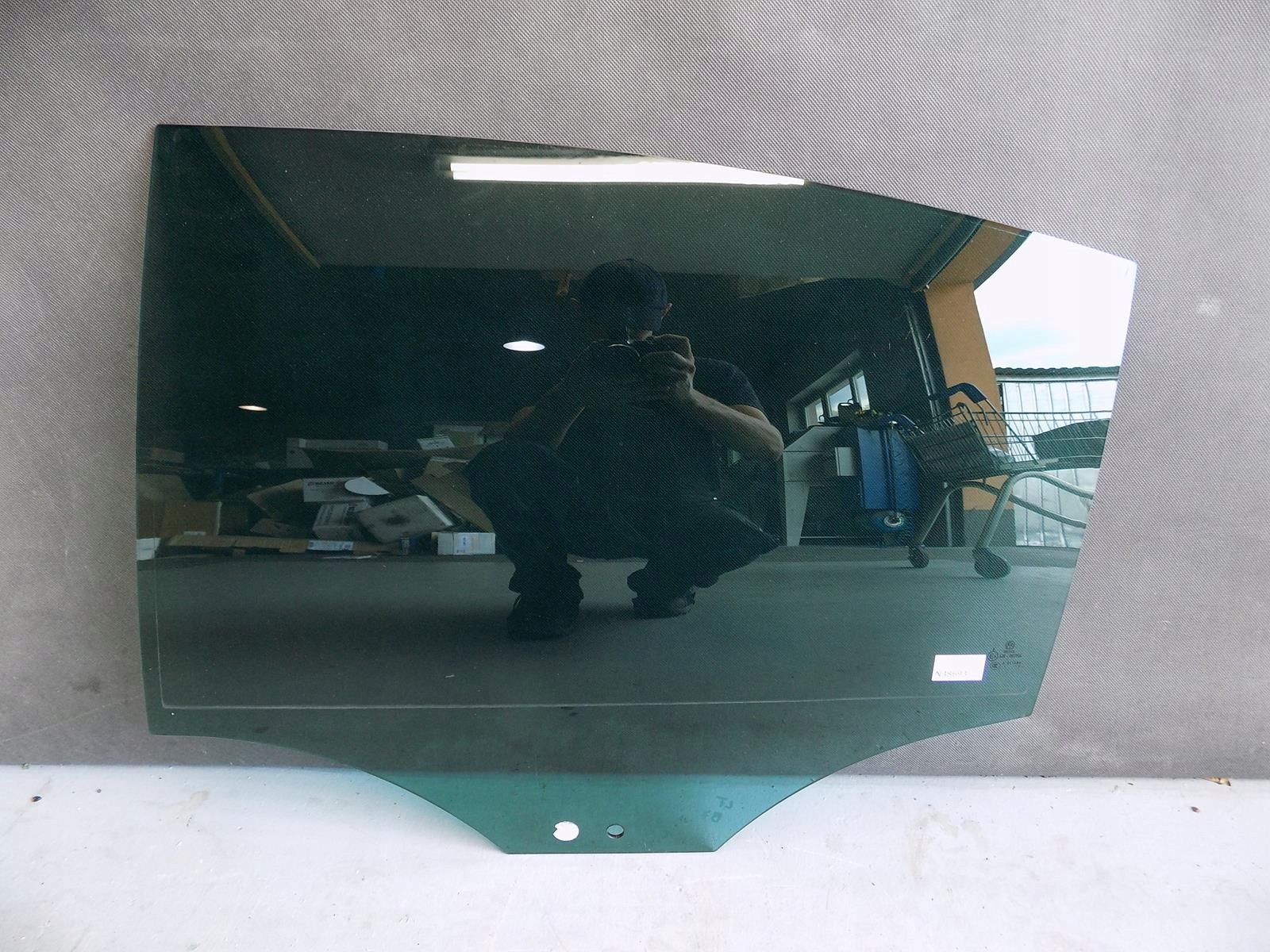 VW PASSAT B7 Скло дверей ліве заднє 10р.