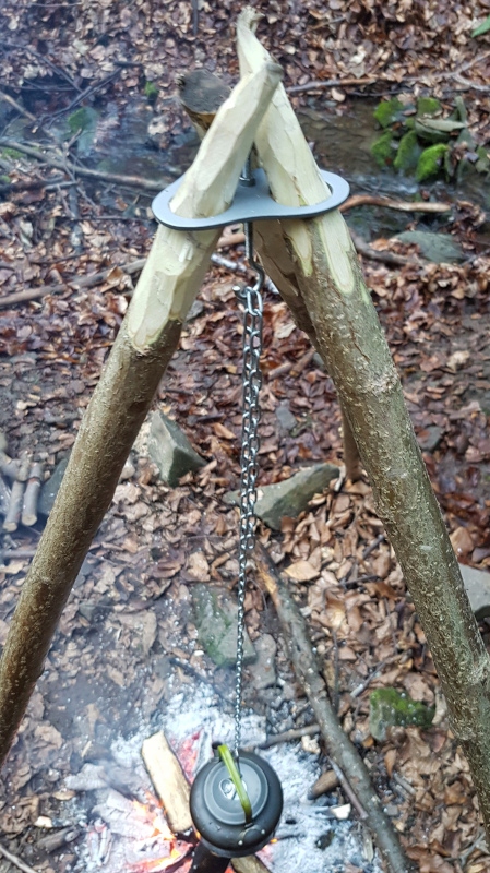 TRÓJNÓG NA OGNISKO KOCIOŁEK GRILL BUSHCRAFT Model t2