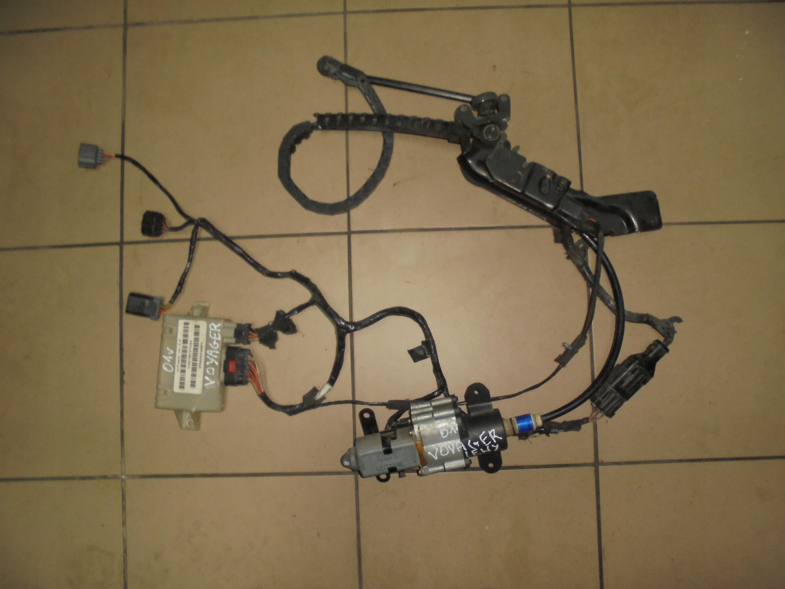 Мотор двери левый VOYAGER 01r 7746804601