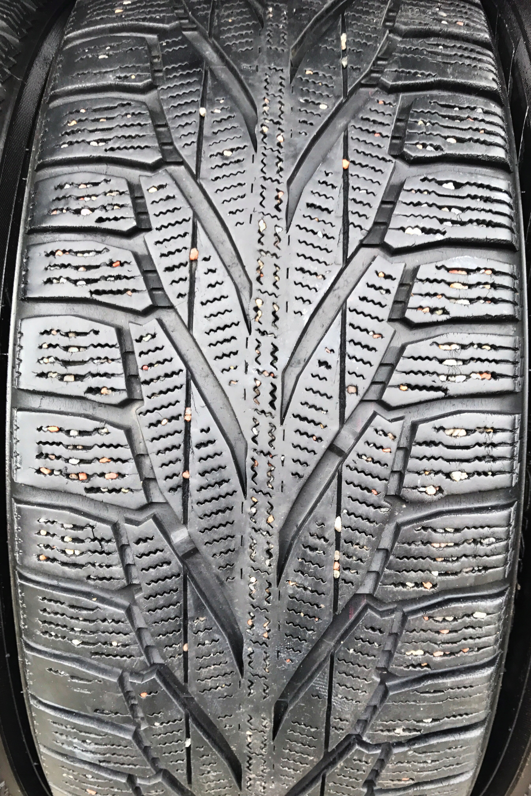 4x 215/65R16 NOKIAN HAKKAPELITTA R2 SUV 102R ZIMA Model Hakkapeliitta R2