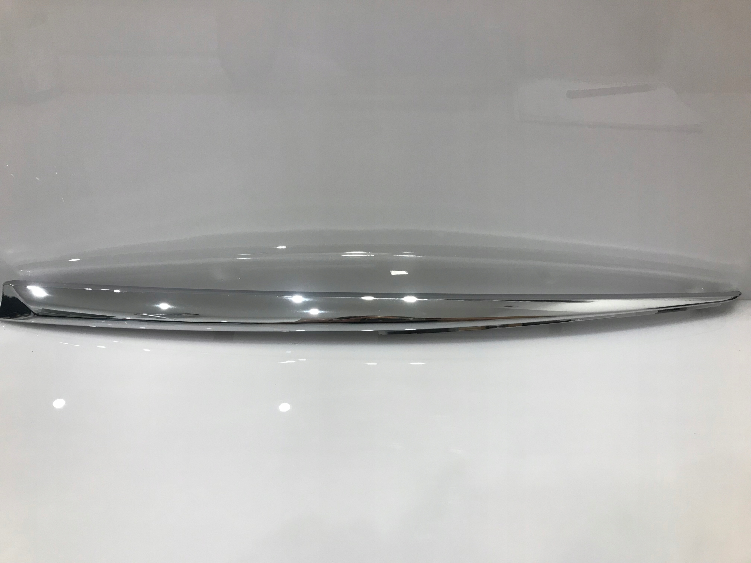 76813-05010 - TOYOTA AVENSIS T27 хромована накладка щитка права 15-