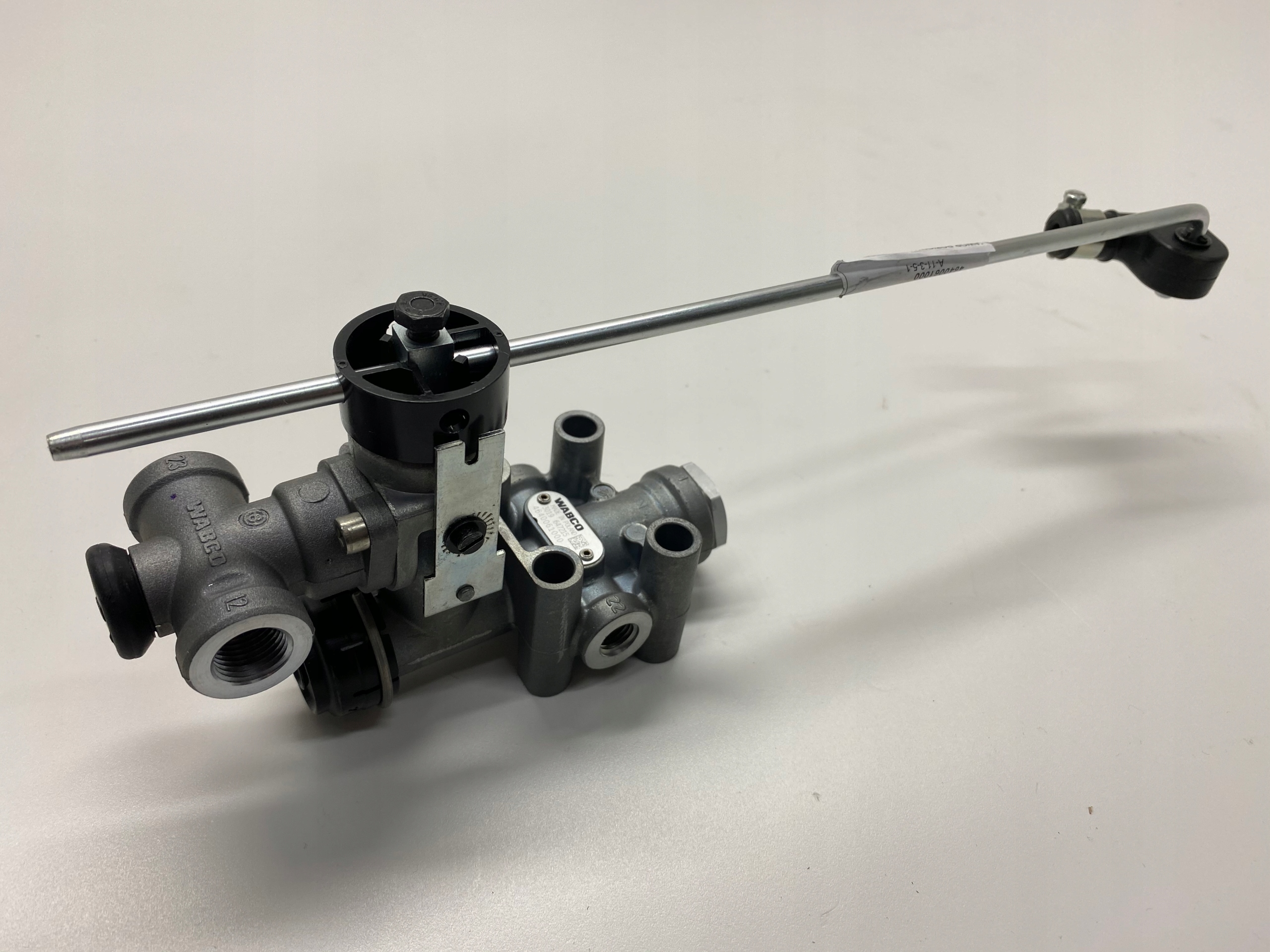 Кран уровня пола нефаз 5299. Кран уровня пола полуприцеп тонар 4640081020. Кран уровня пола прицепа wabco 4640061007. Кран уровня пола knorr-bremse sv1410. 4640060020 кран уровня пола wabco.