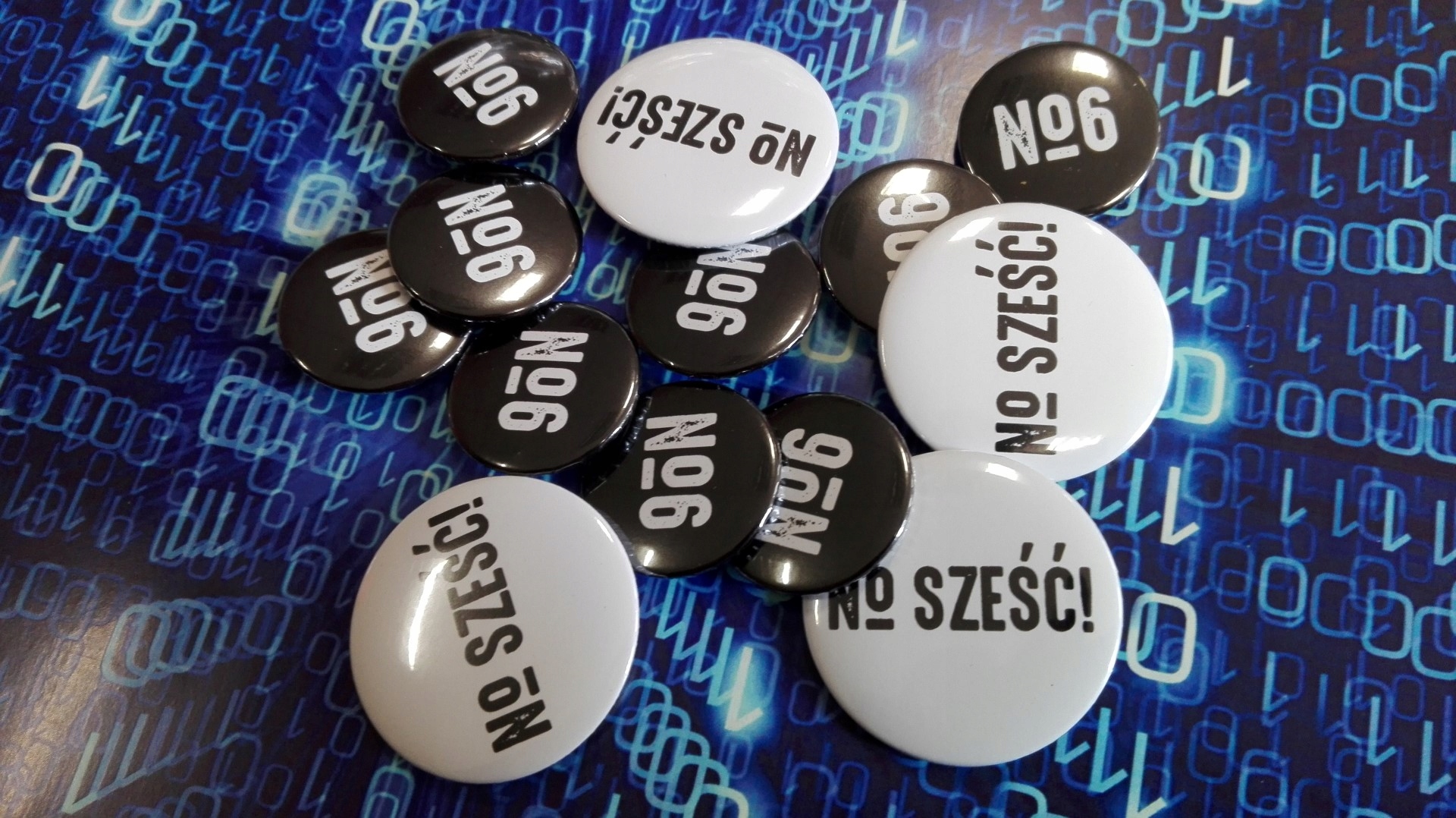 Przypinki Badziki Butony Buttony 58mm 50szt Liczba sztuk w ofercie 50 szt.