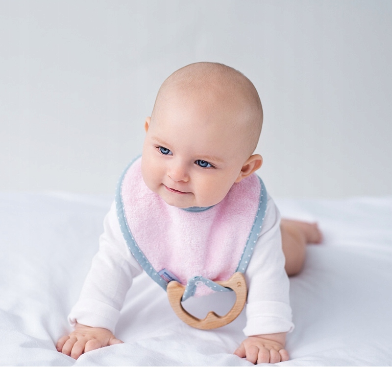 LULLALOVE Śliniak Bambus + Gryzak Drewniany Różowy Rodzaj Materiałowe