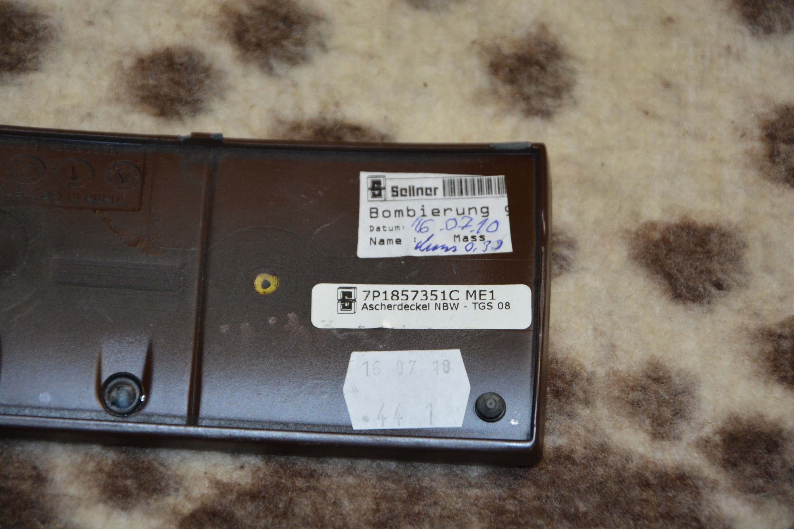 DEKOR OSŁONA SCHOWKA VW TOUAREG 7P1857351C Producent części Volkswagen OE