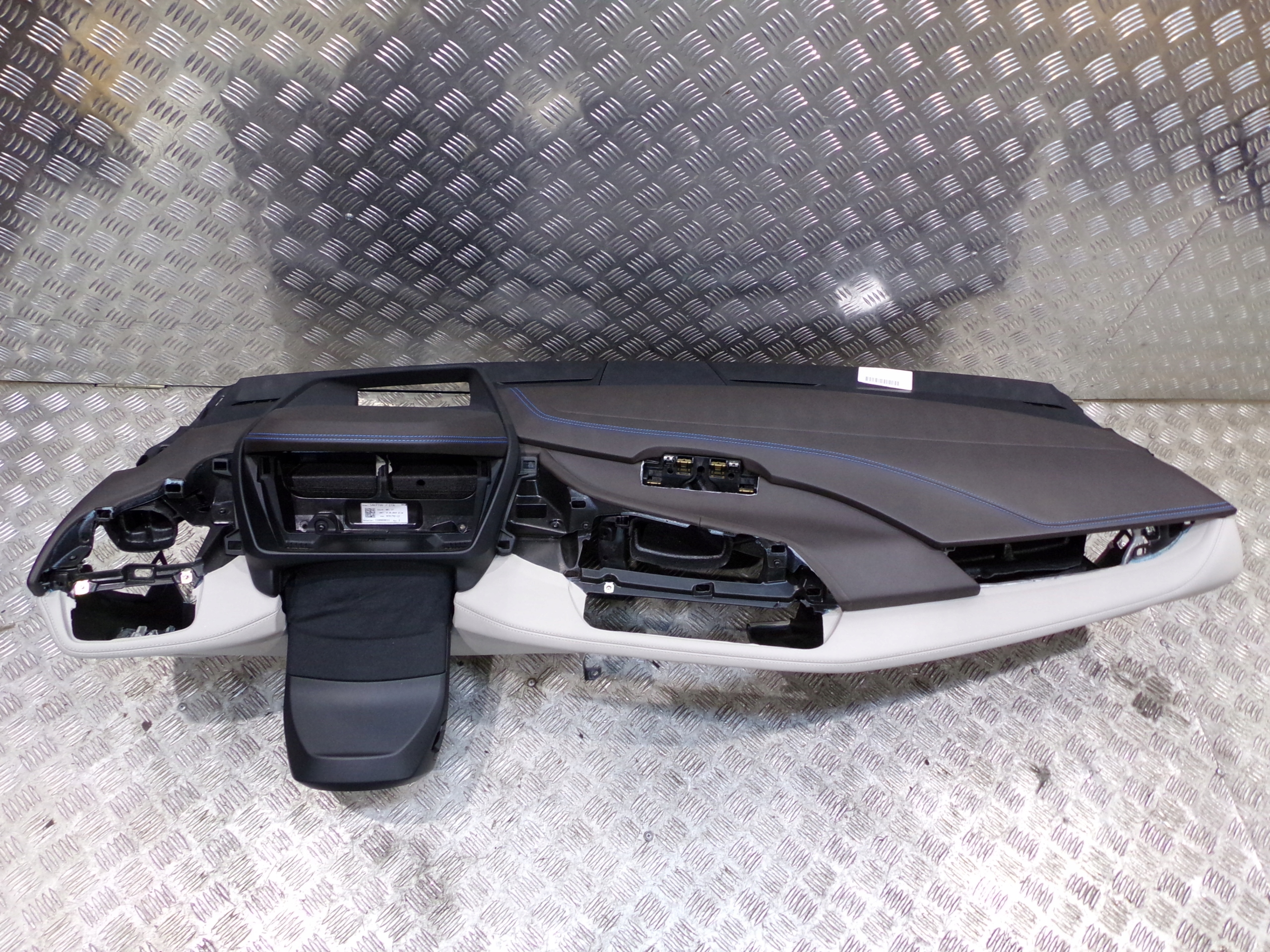 BMW i8 DESKA ROZDZIELCZA KONSOLA ORYGINAŁ