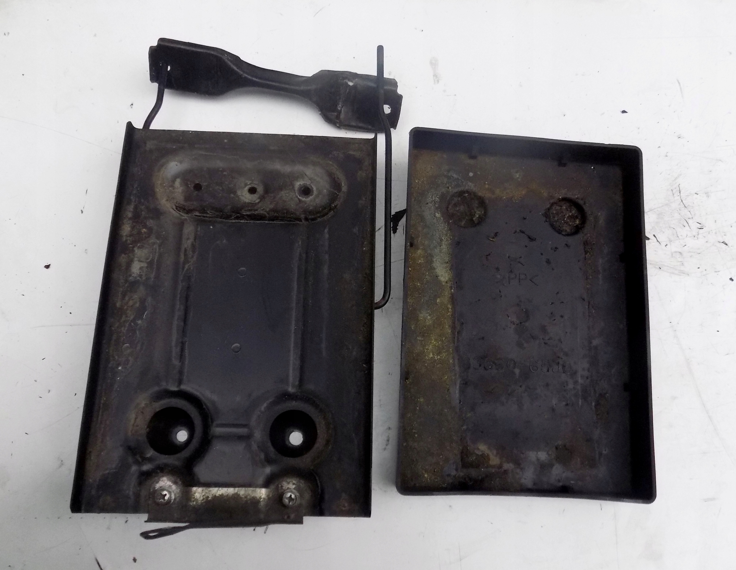 PODSTAWA AKUMULATORA SUZUKI VITARA II 1.6B