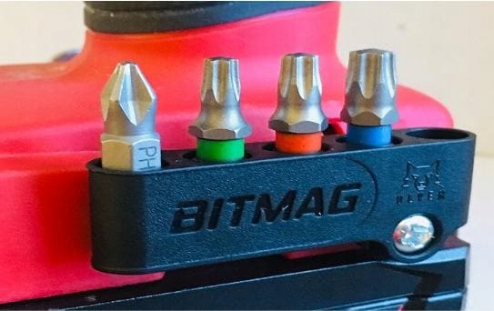 Магнитный держатель бит для шуруповерта dewalt. Держатель бит на корпусе makita 452947-8. Держатель для бит makita 419276-2. Держатель бит на корпус. Магнитный держатель бит на корпус шуруповерта.