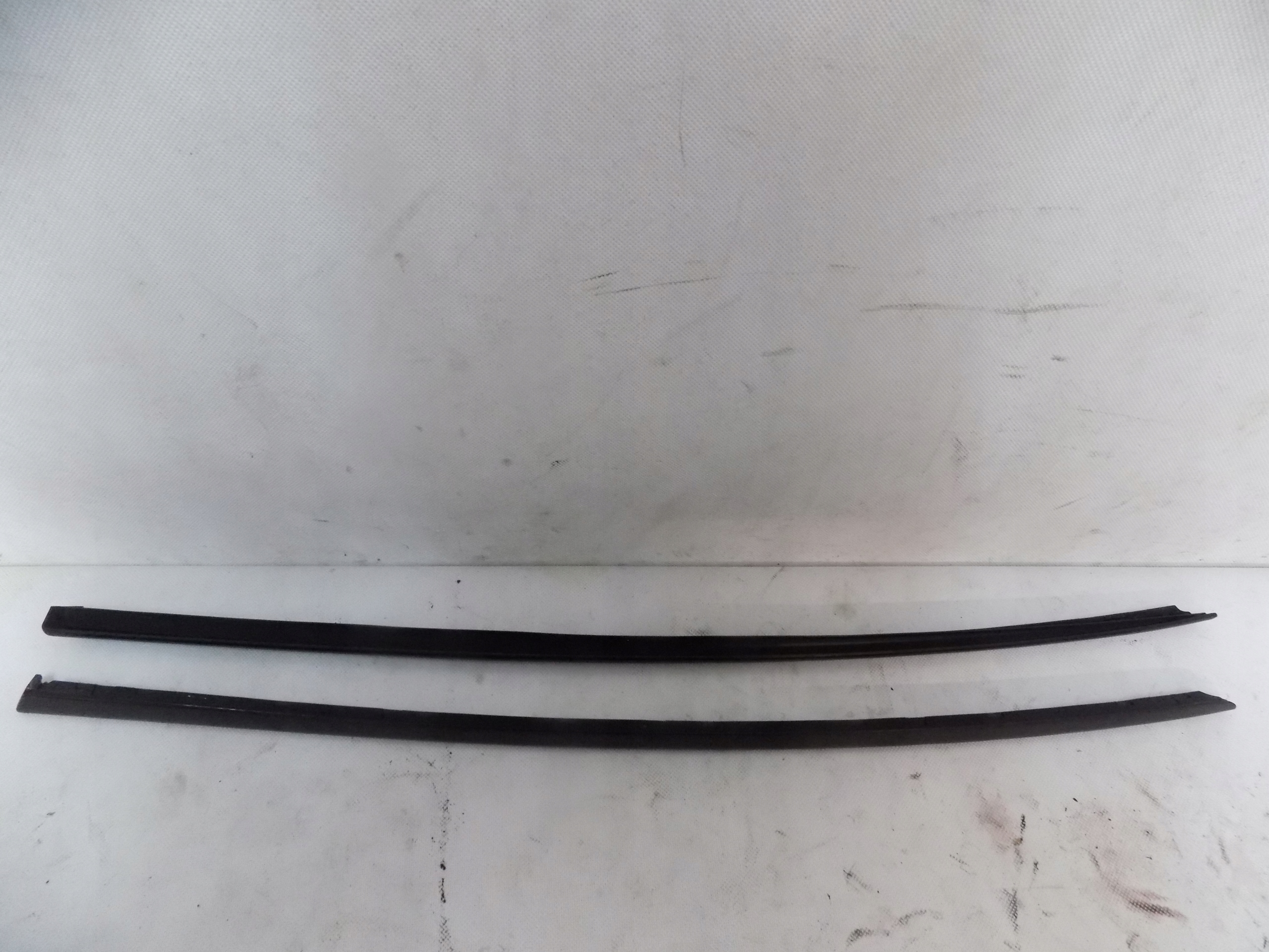 8V3854327C 8V3854328C - AUDI A3 8V прокладка скла права ліва