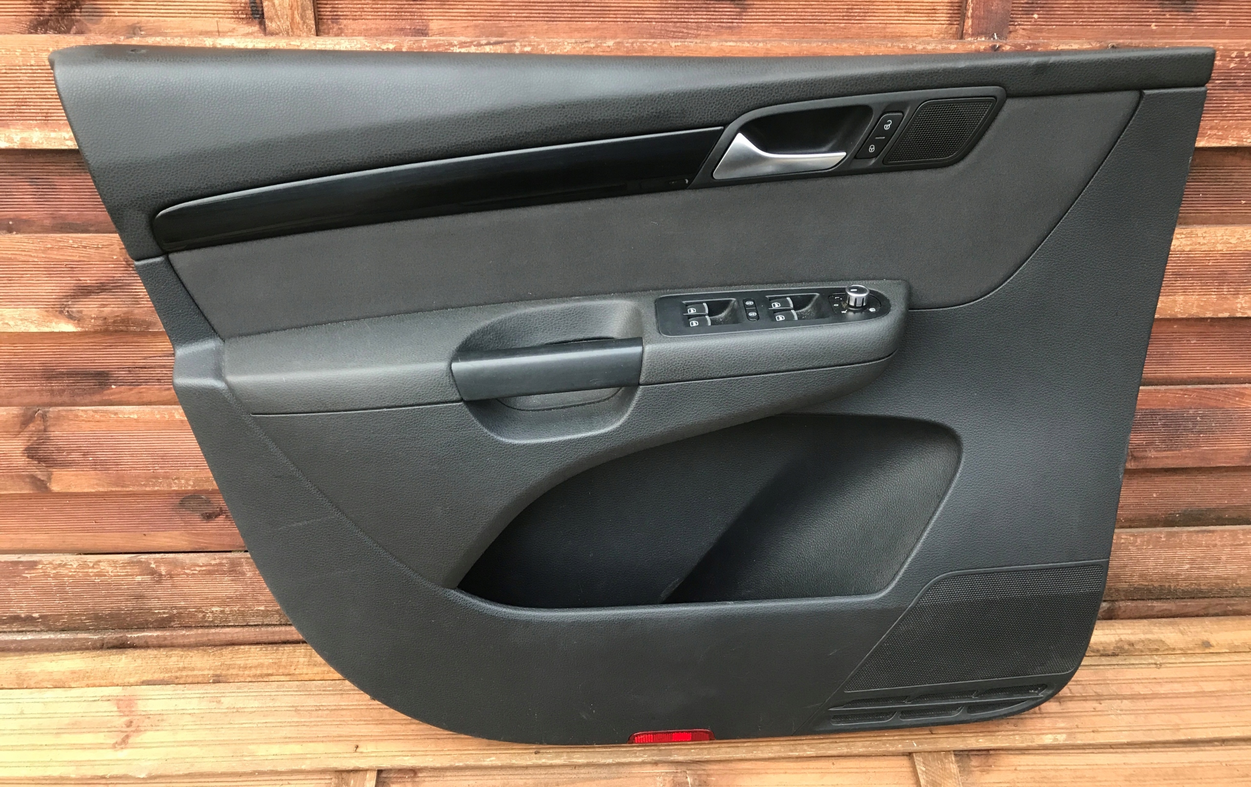 SHARAN 7N0 BOCZEK TAPICERKA LEWY PRZÓD EU 0250