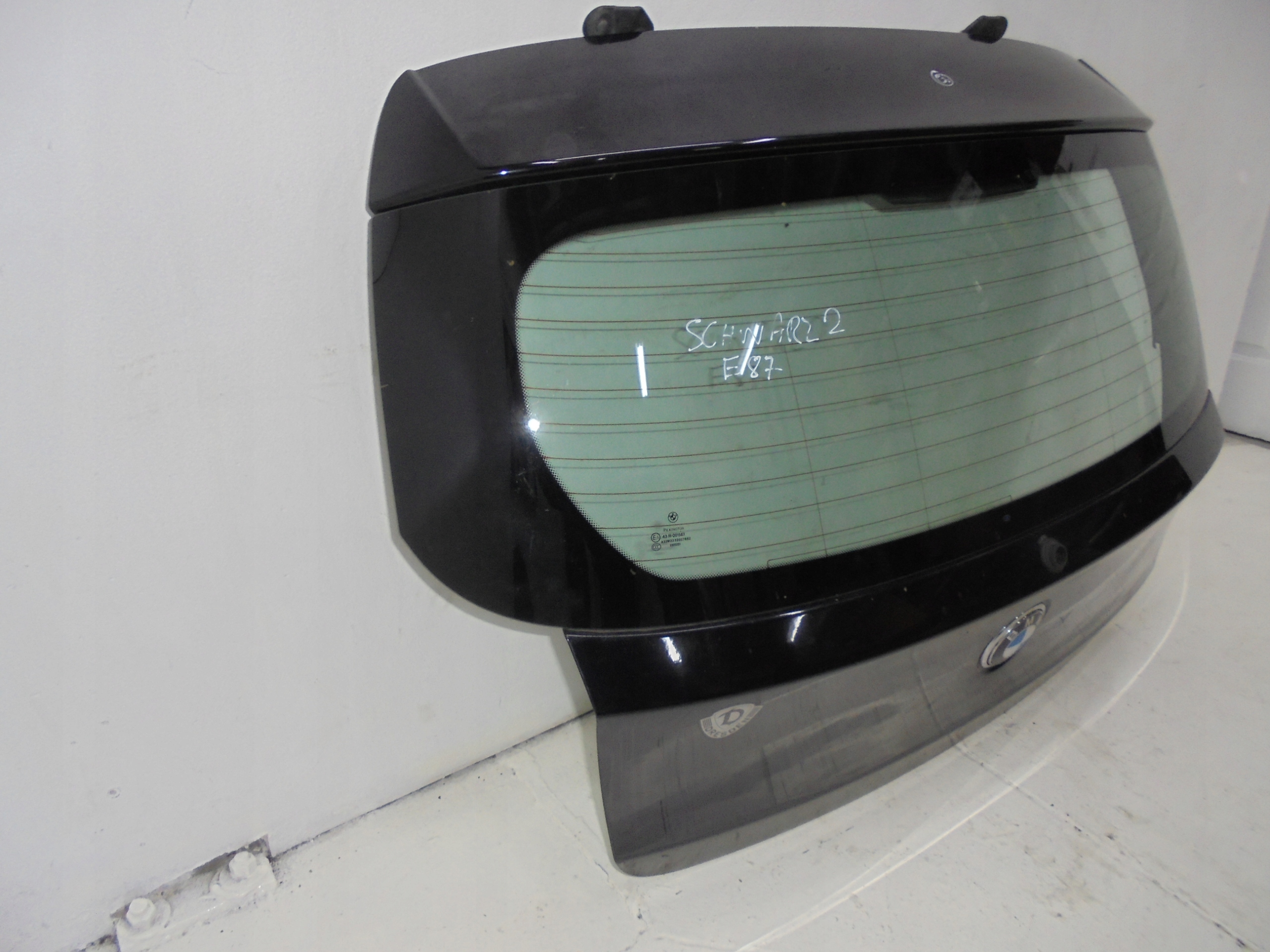 BMW 1 E87 KLAPA BAGAŻNIKA SCHWARZ 2 04r-011r Typ samochodu Samochody osobowe