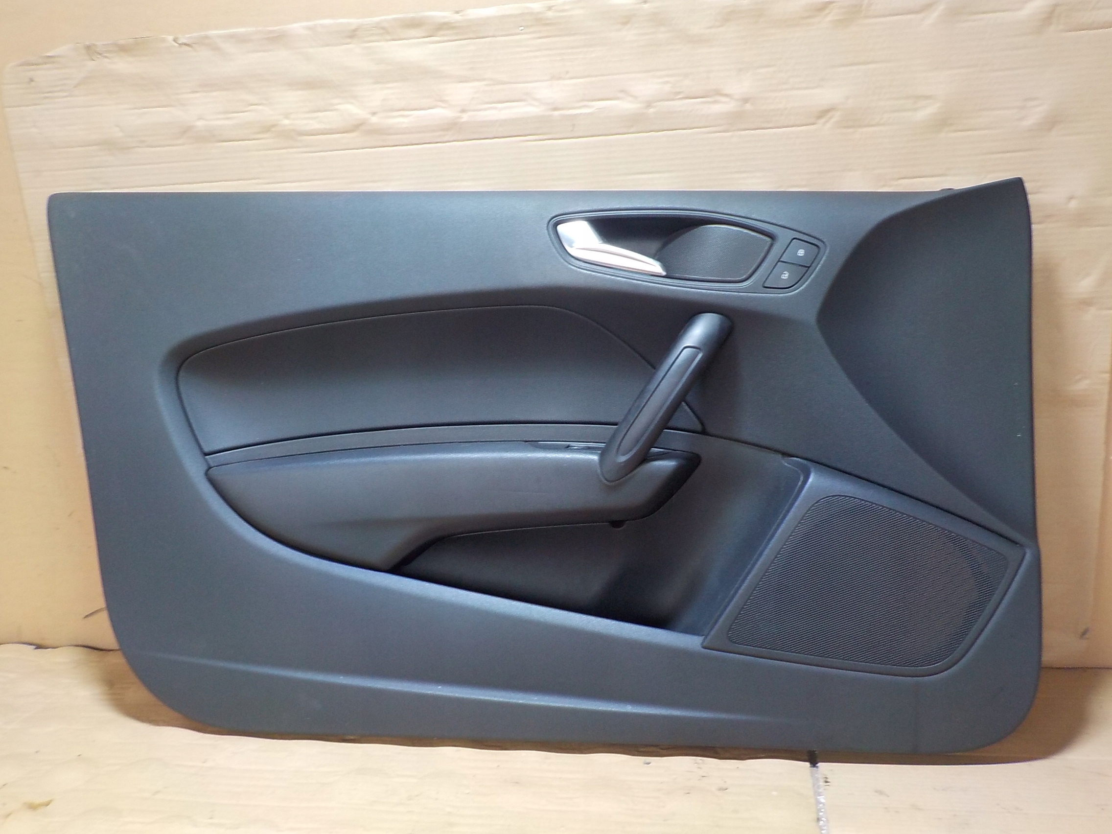 AUDI A1 бекон лівих дверей 8X1867105