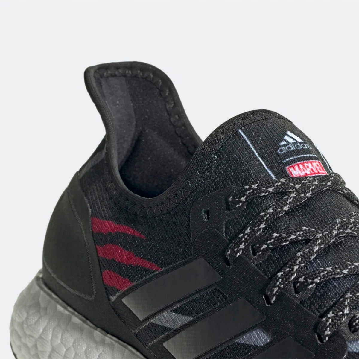 ADIDAS SPEEDFACTORY AM4NF MARVEL S.H.I.E.L.D FURY Właściwości oddychające