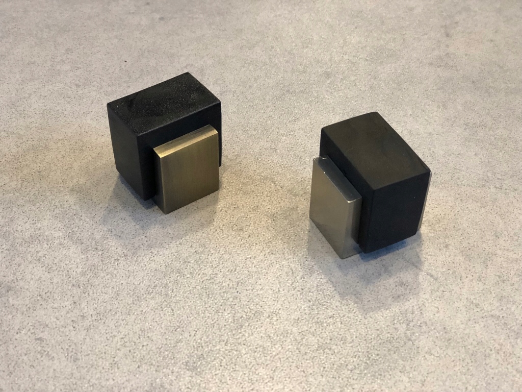 ODBOJNIK DO DRZWI PRZYKRĘCANY KWADRAT - 2 KOLORY Materiał metal