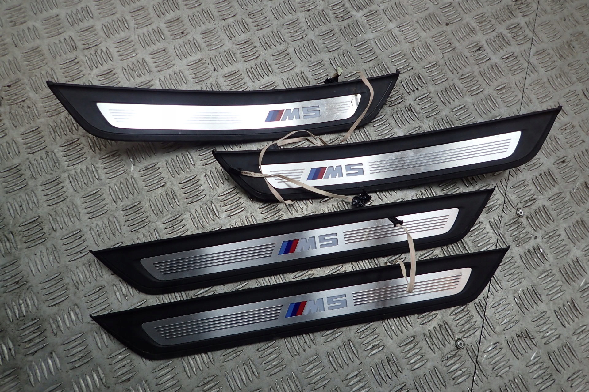 BMW M5 F90 LISTY PROGOWE OZDOBNE PODŚWIETLANE