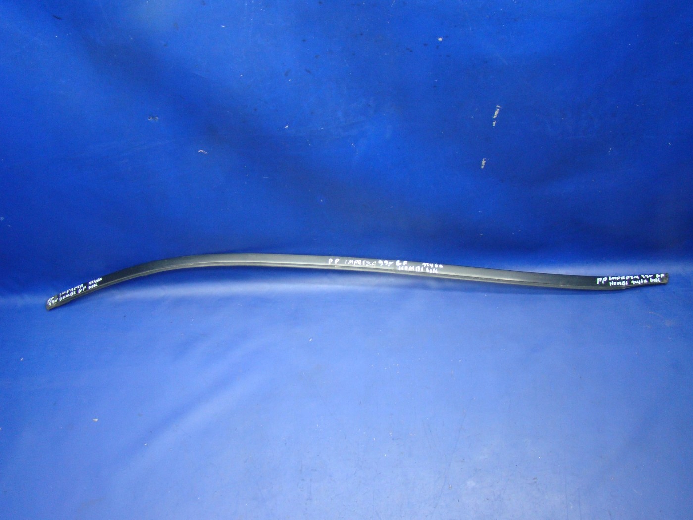 LISTWA SZYBY PRZEDNIEJ PRAWA IMPREZA I GC GF 99r