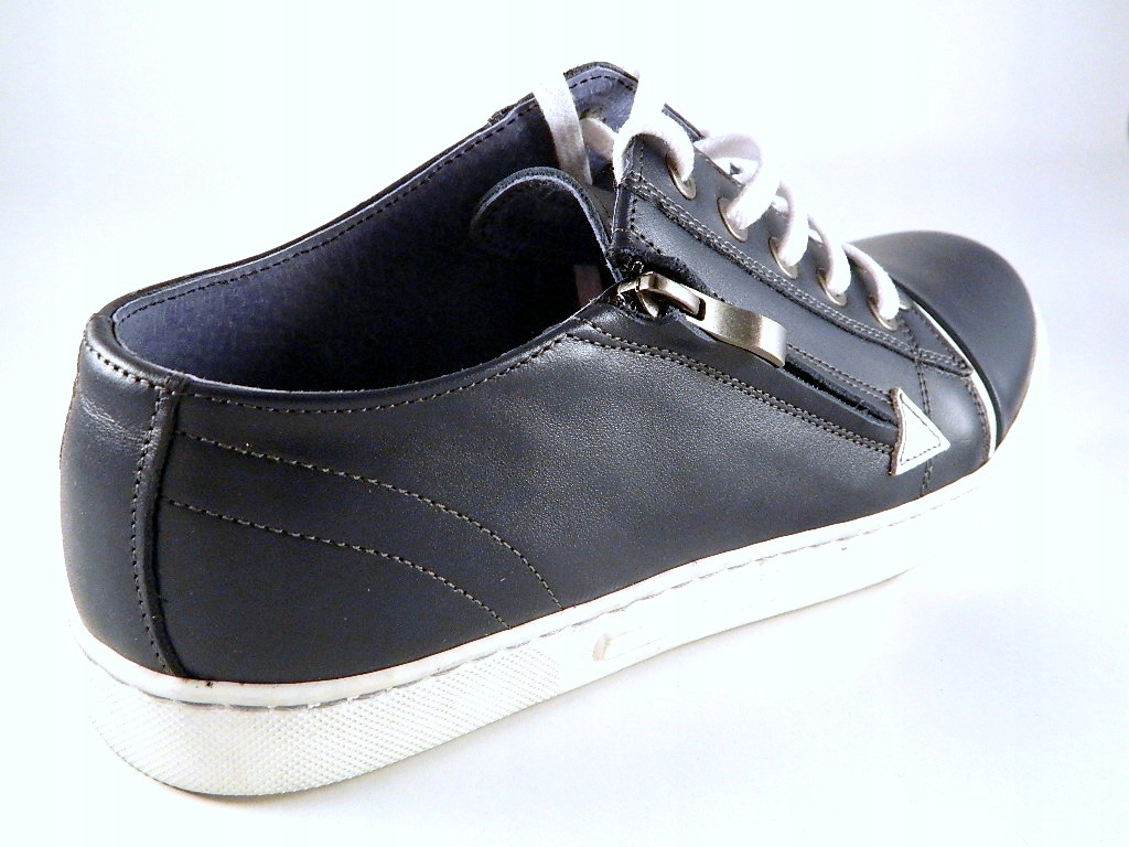 TRAMPKI Z ZAMKIEM PRODUKT POLSKI SKÓRA NAT roz. 44 Wzór dominujący bez wzoru