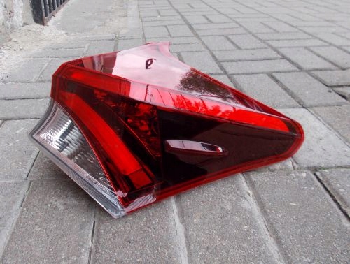 TOYOTA AURIS II 2 FL LIFT HB LED 15- PRAWA