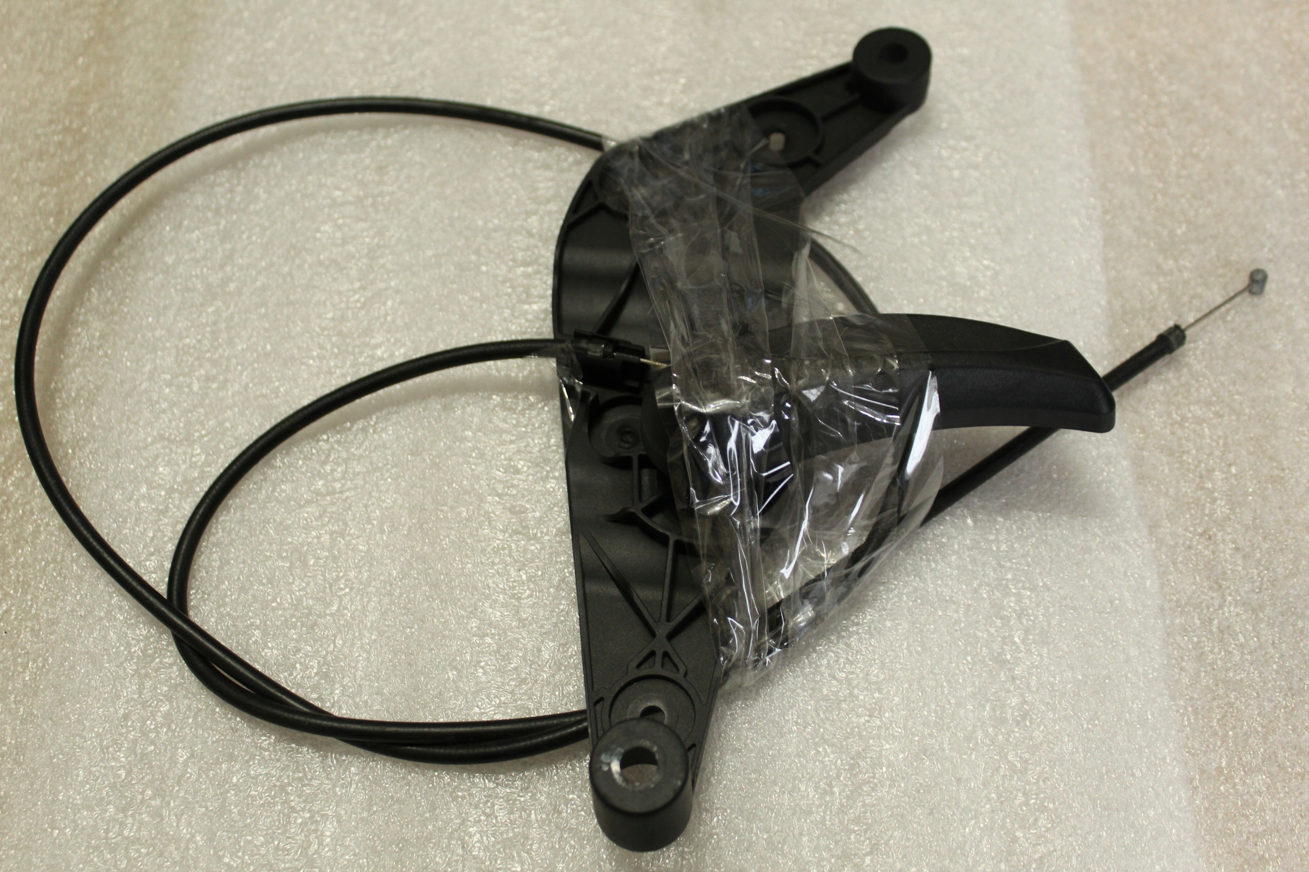 BMW F11 ручка відкривання капота трос