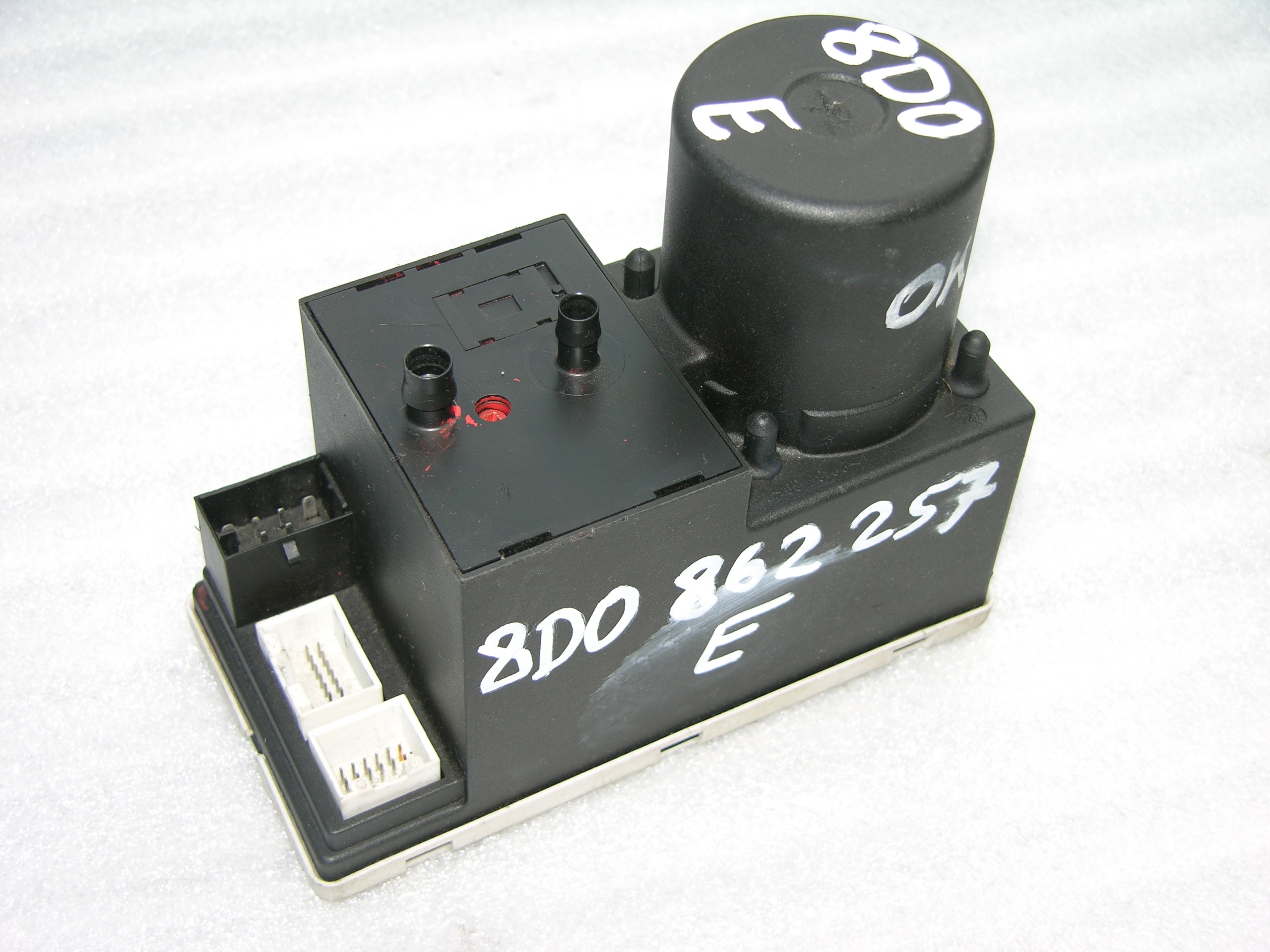 POMPKA CENTRALNEGO ZAMKA AUDI A3 A4 A6 8D0862257E