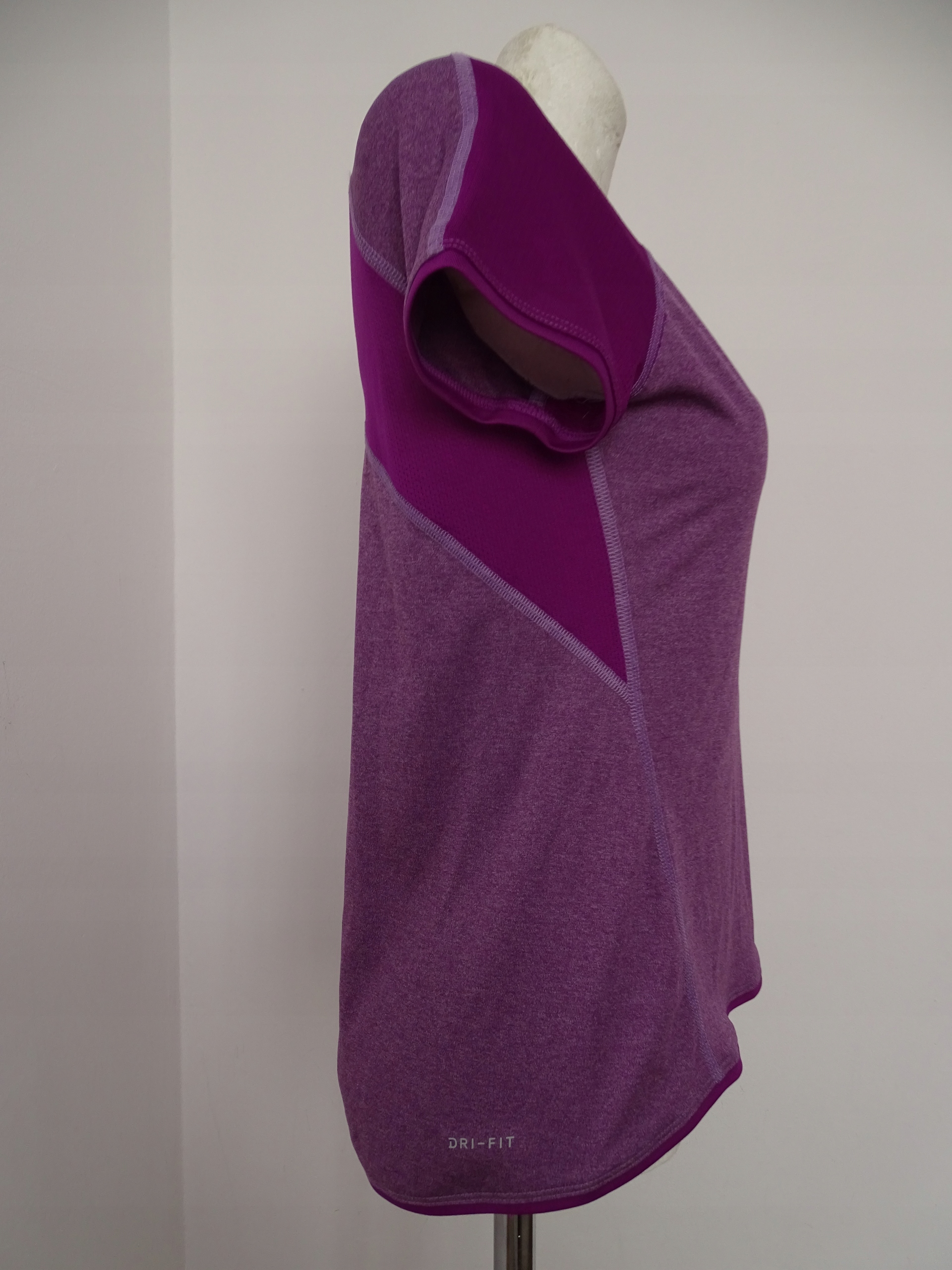 NIKE FIT KOSZULKA Z KRÓTKIM RĘKAWEM 156-166 CM XL Kolor dominujący róże i fiolety