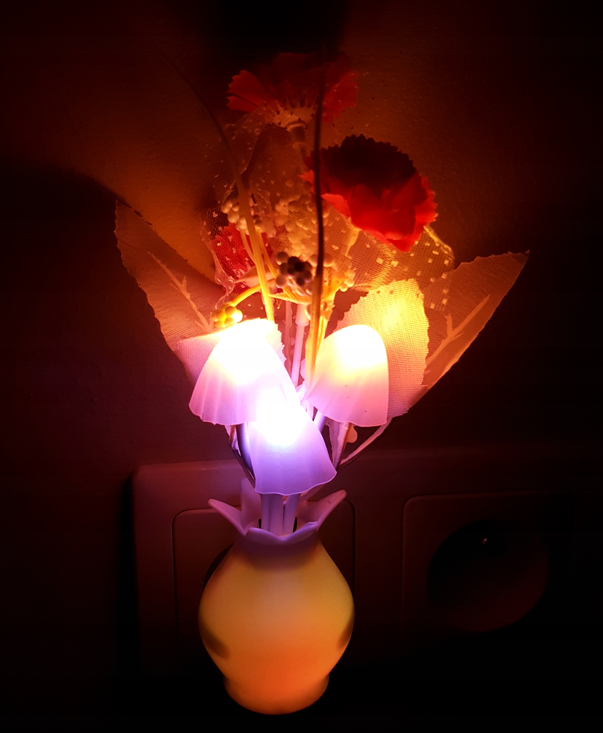 LAMPKA LED GRZYBKI GOŹDZIKI czujnik zmierzchu Kolor dominujący wielokolorowy