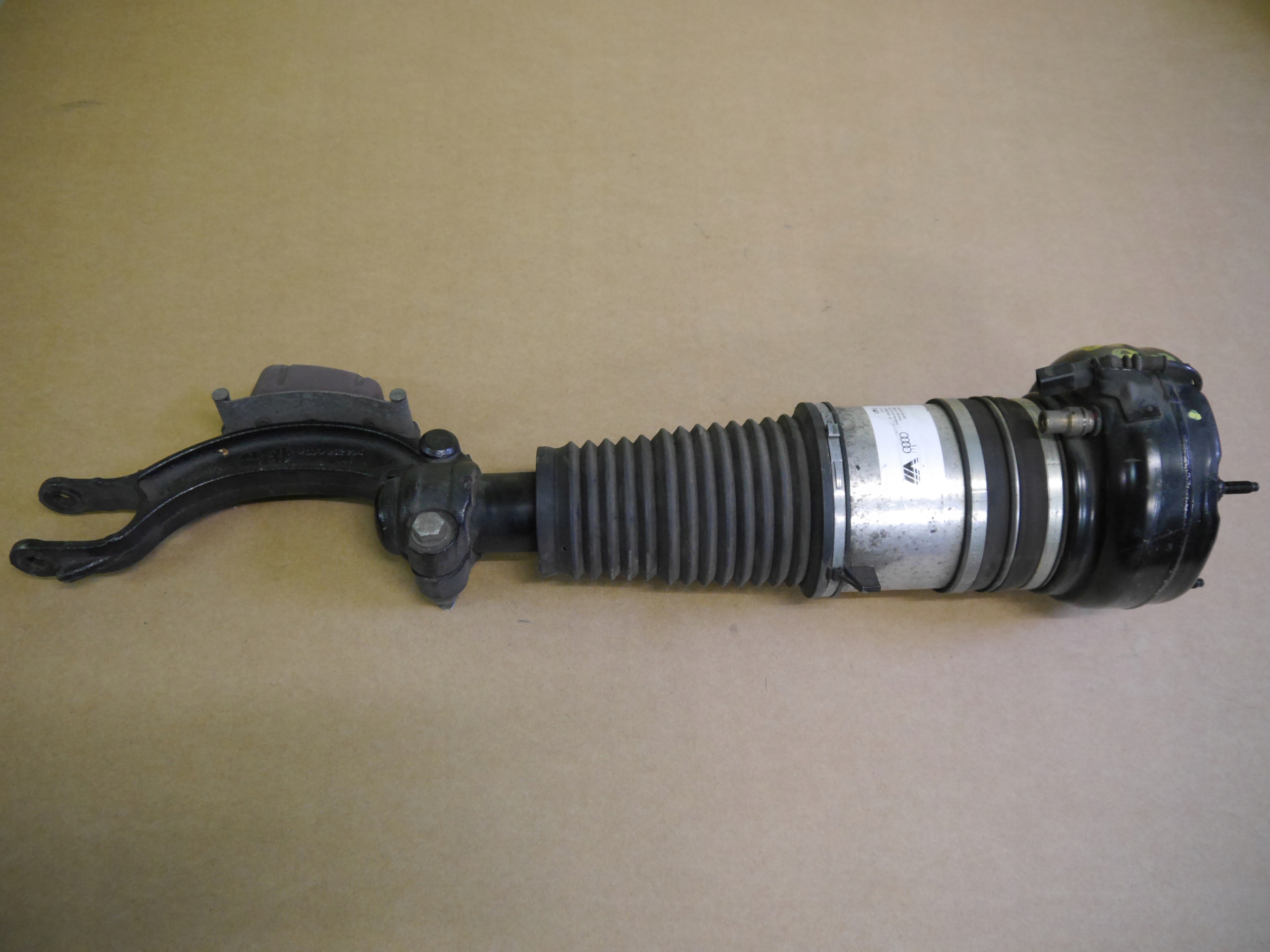 AUDI A8 D4 АМОРТИЗАТОР ПЕРЕД LEWYh0616039ak