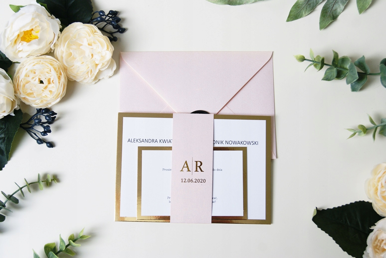 ZŁOTE ZAPROSZENIA ŚLUBNE Z OPASKĄ ELEGANCKIE Wykończenie papieru matowe