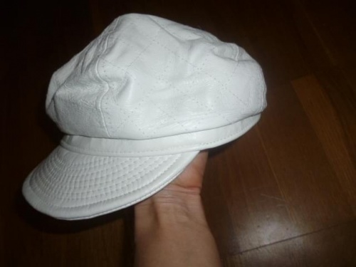 KASZKIET / CZAPKA Z DASZKIEM / SKORA, Kolor biały