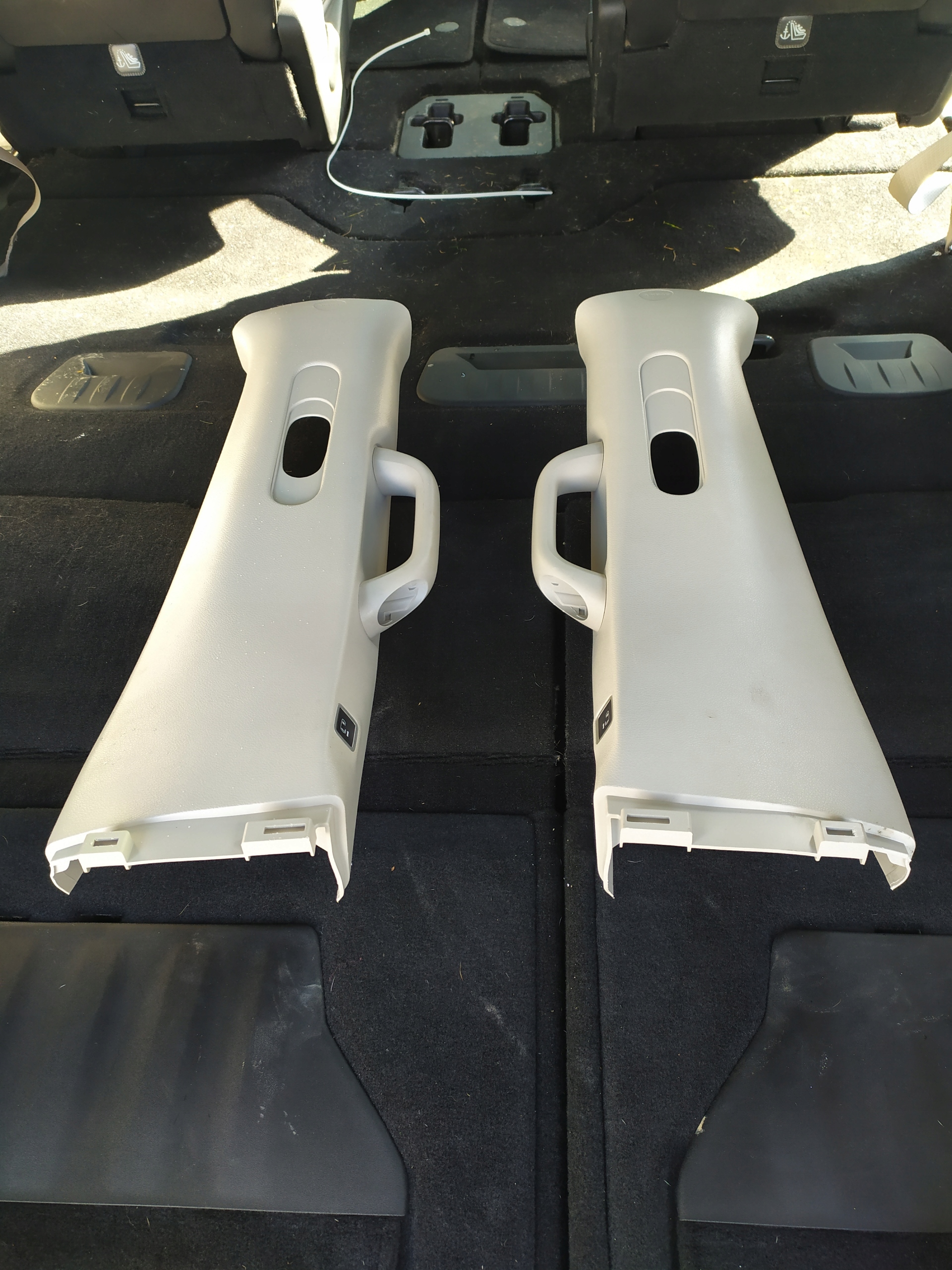 6EK221D2AE - Chrysler Pacifica крышка стойки