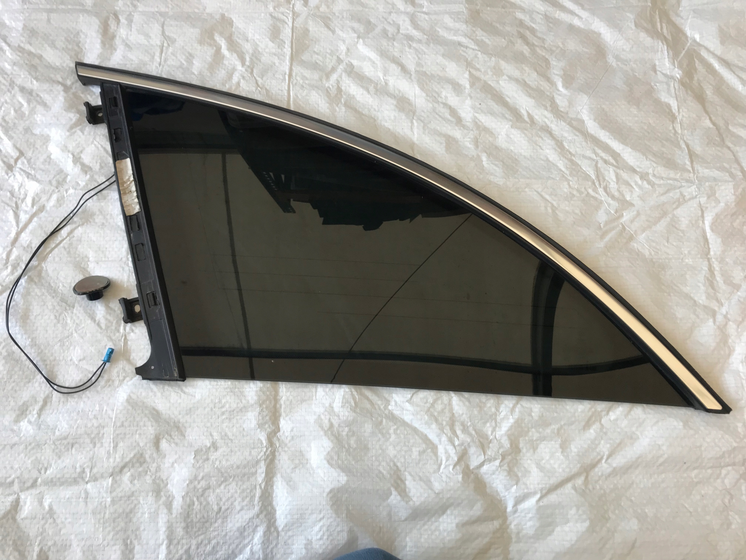 2516703150 - Mercedes r 251 заднее стекло левое