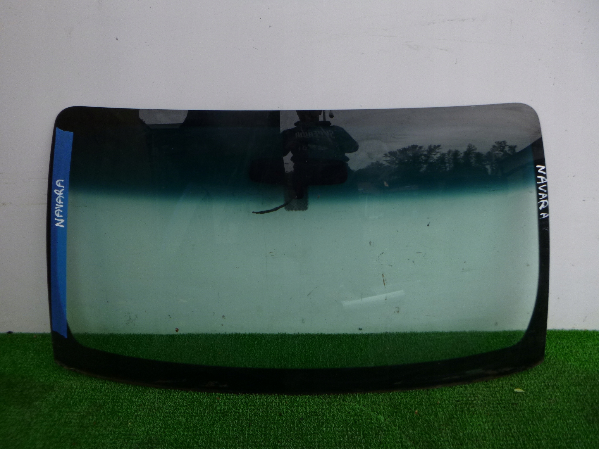 NAVARA D40 05-14 SZYBA CZOŁOWA SENSOR 2006r OEM