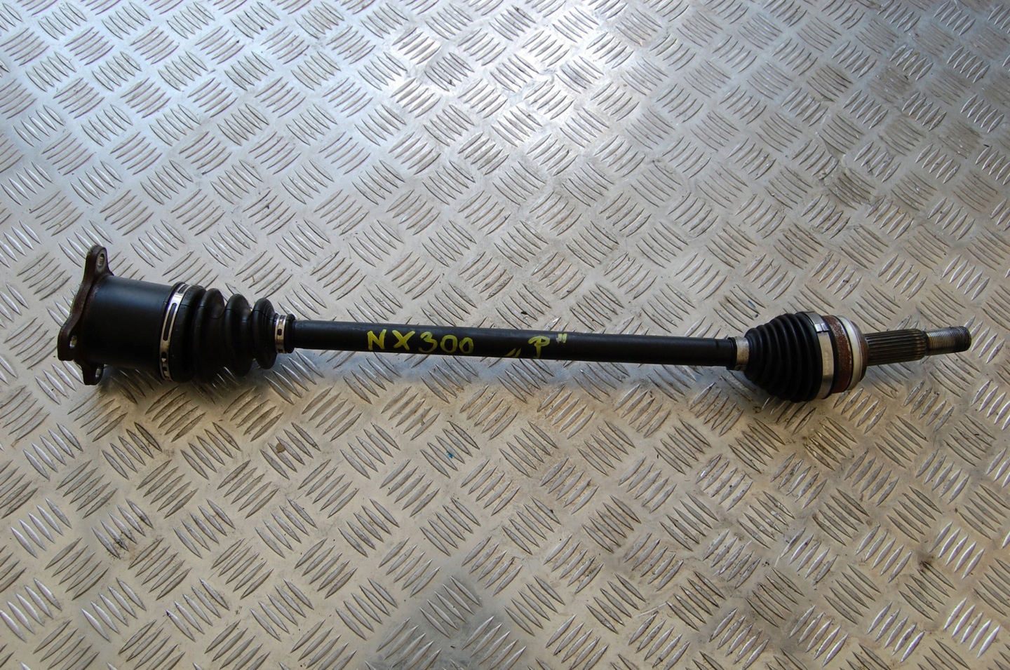 ПОЛУОСЬ ОДНА ПОЛОСКА ПРАВЫЙ ЗАД. LEXUS NX 300 H F SPORT