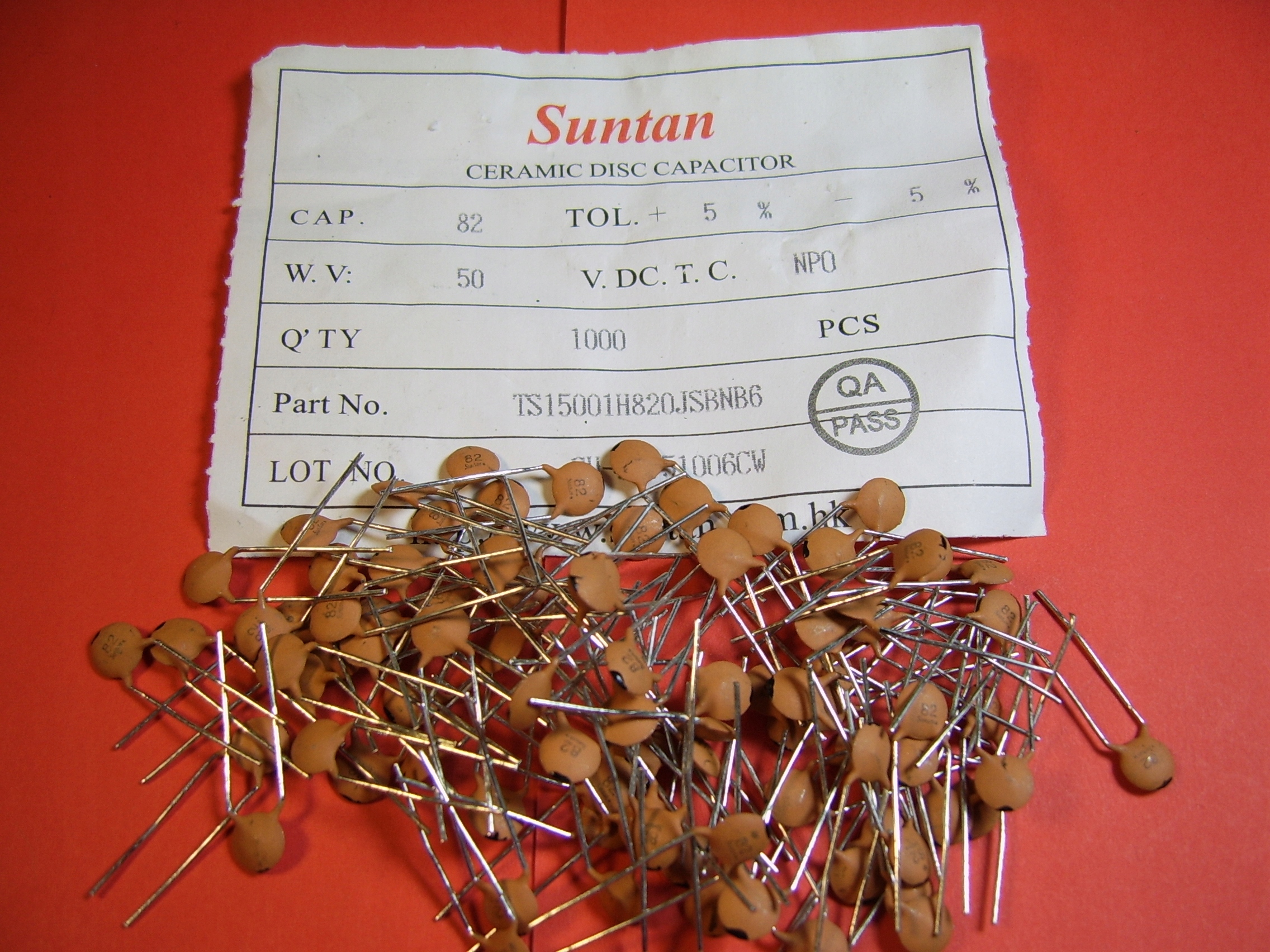 100x 82pF 50V 5% NP0 kond. ceramiczny Tht Suntan