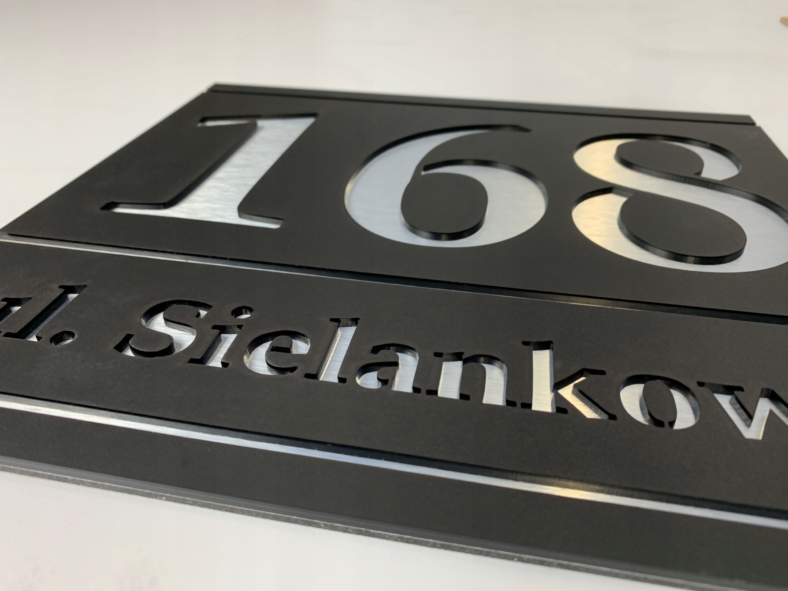 Tabliczka tablica adresowa z numerem domu na dom Marka inna