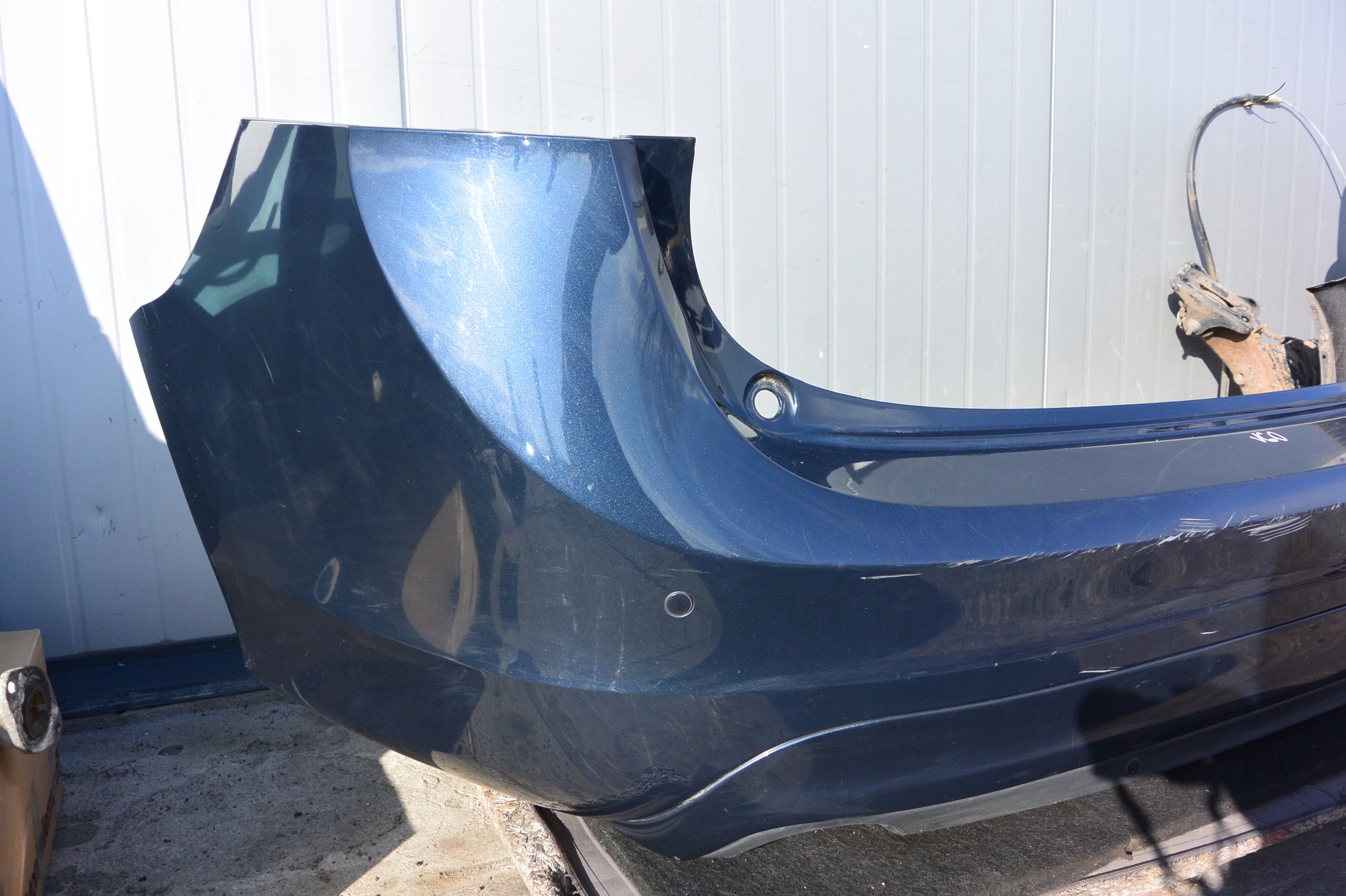 ZDERZAK TYŁ 498 CASPIAN BLUE PDC VOLVO V60 II LIFT Strona zabudowy tył