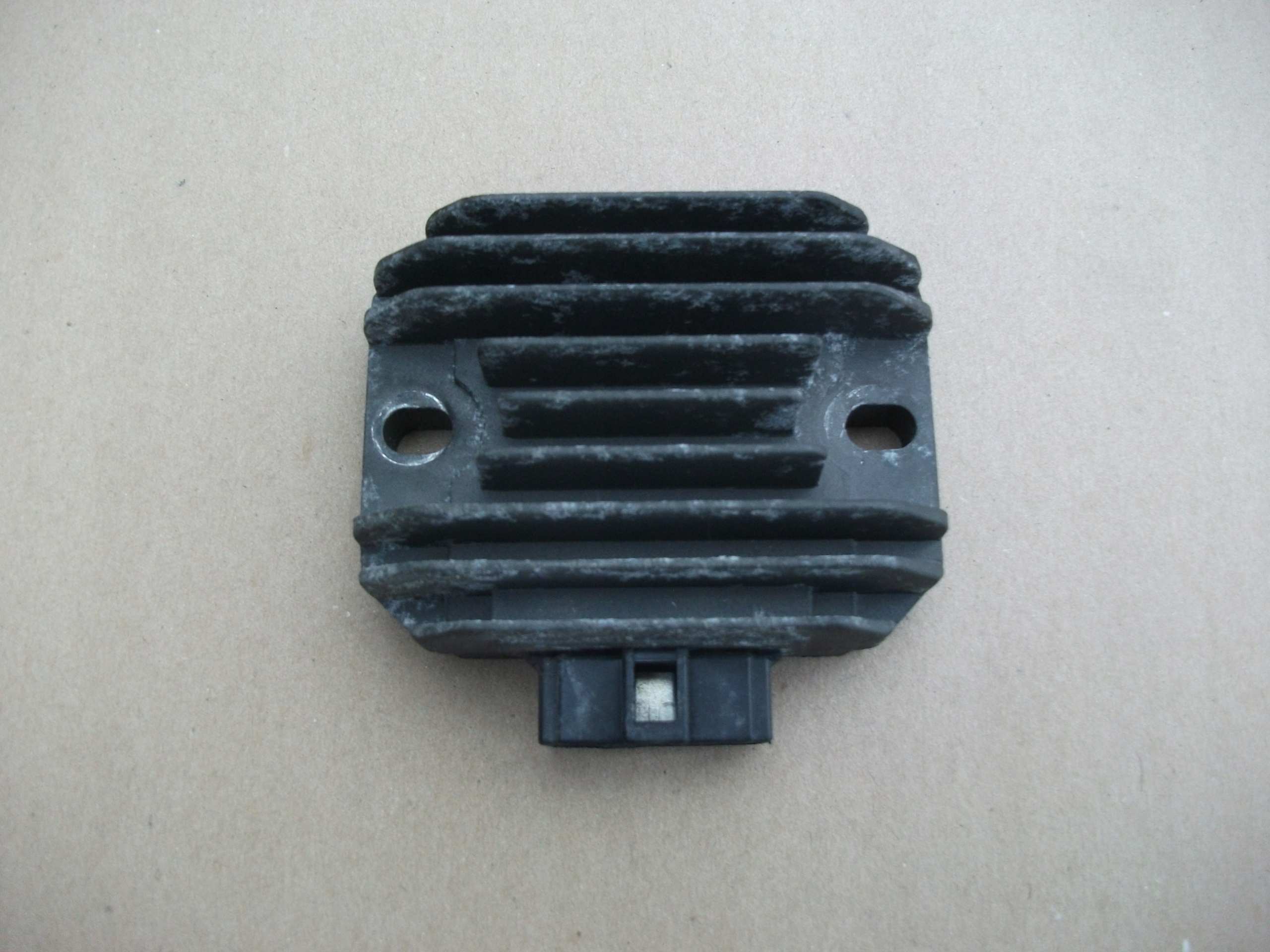 PIAGGIO X-EVO 125 REGULATOR NAPIĘCIA