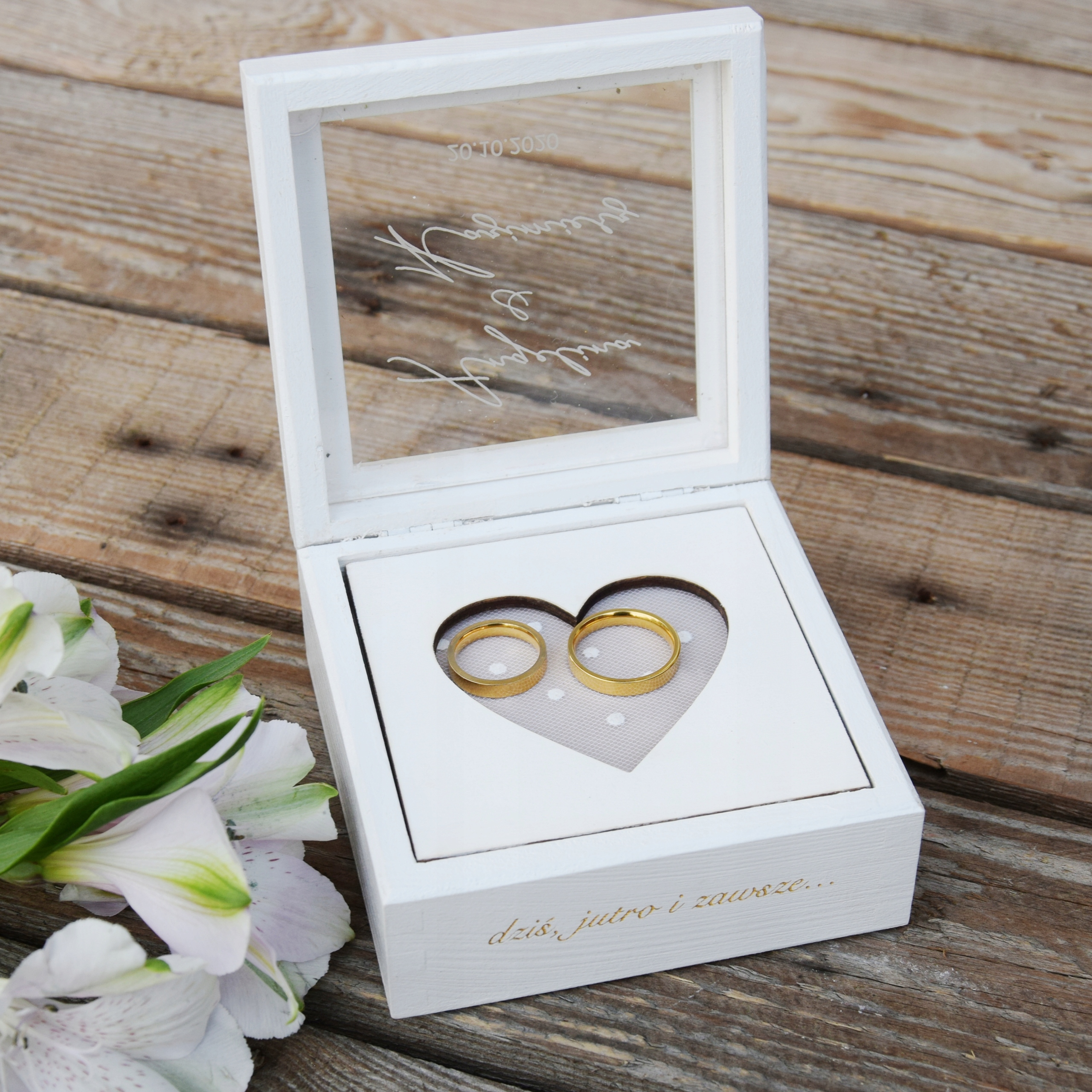BIAŁE PUDEŁKO NA OBRĄCZKI z grawerem SERCE Cechy dodatkowe możliwość wykonania graweru/napisu