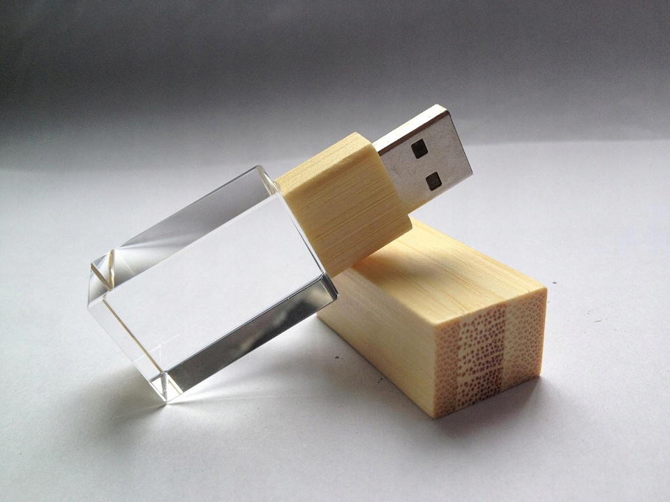 

Drewniany Szklany Pendrive 8GB 3.0 Opcja Graweru