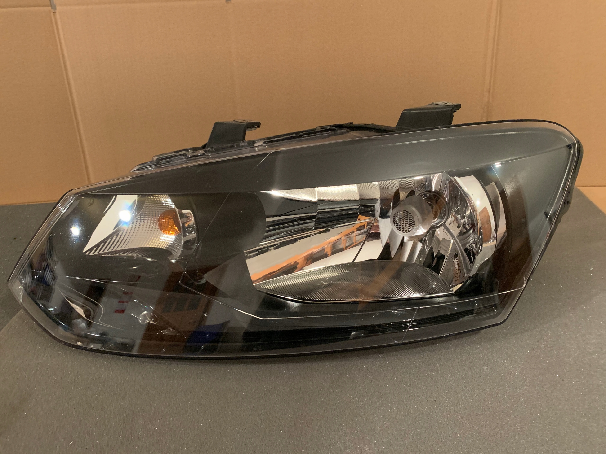 VW POLOr0 09-14 ЛІВА ФАРА ПЕРЕДНЯ