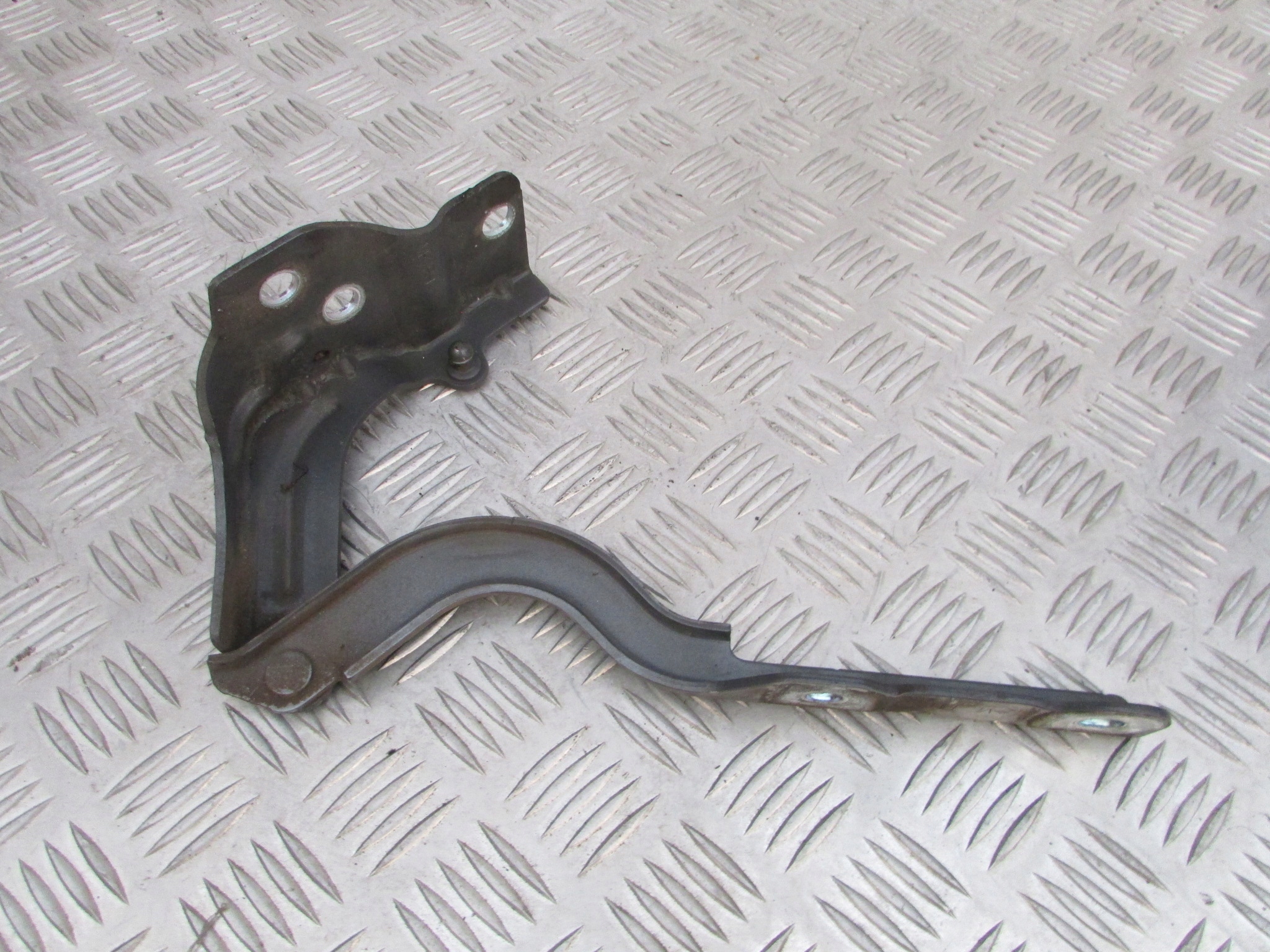 ZAWIAS MASKI PRAWY T6S HYUNDAI I40 13R