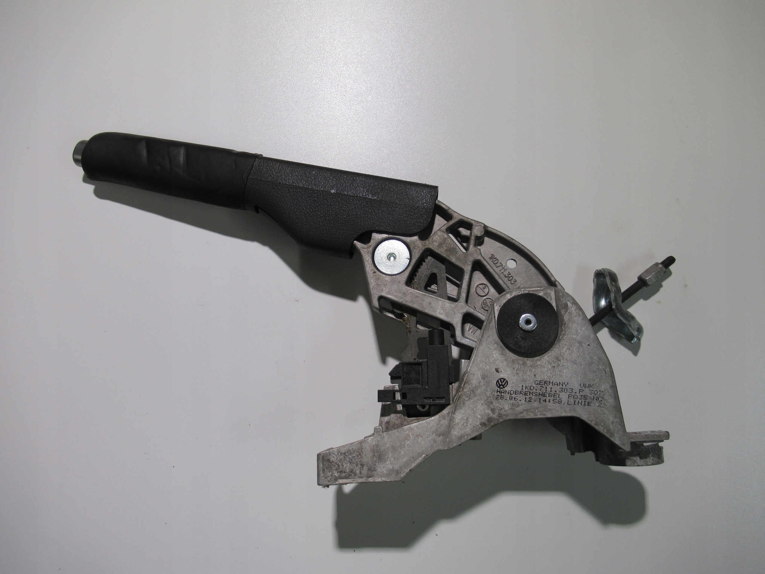 DŹWIGNIA HAMULCA RĘCZNEGO VW GOLF VI 6 1K0711303P