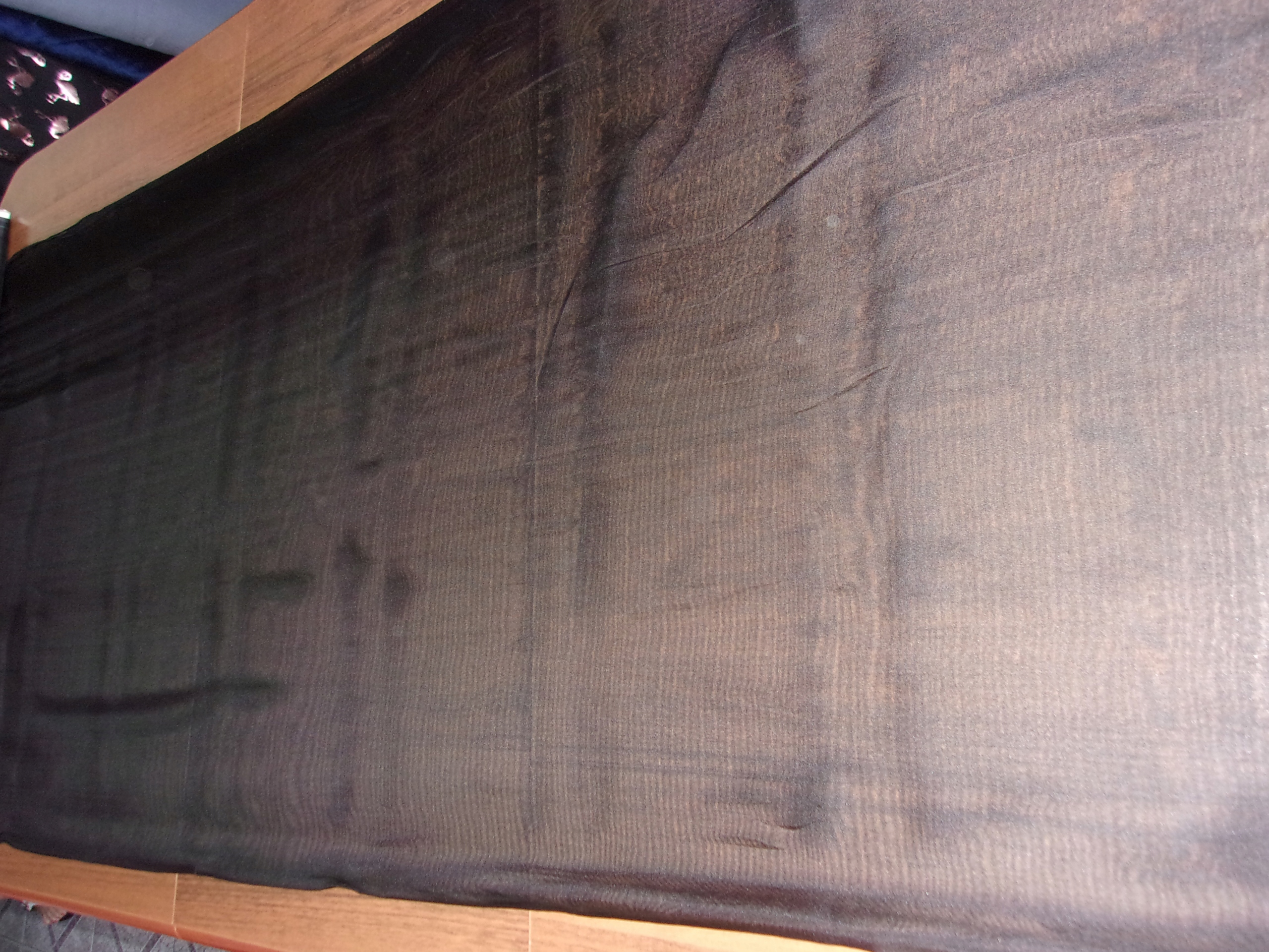 černý hedvábný šifon