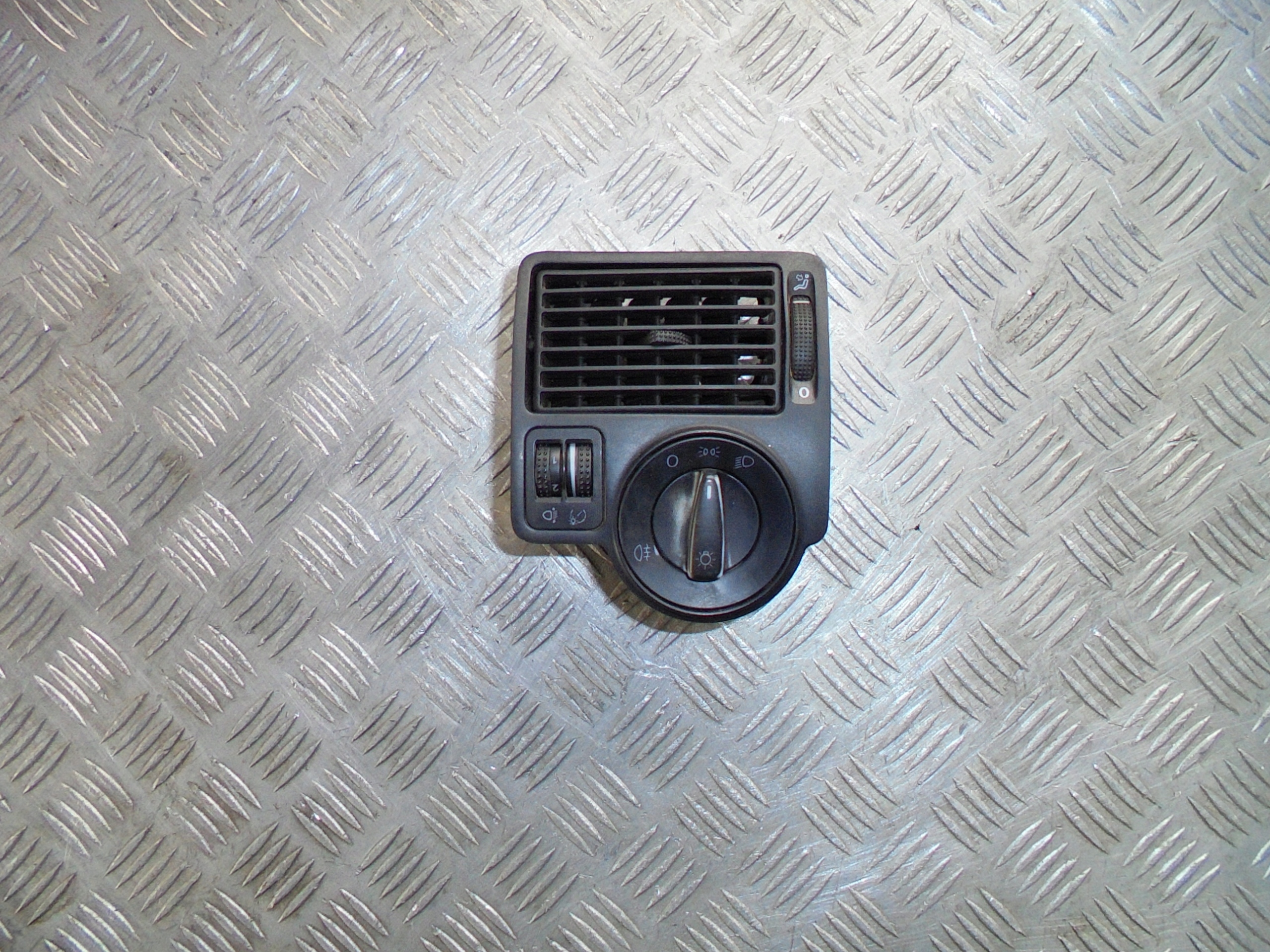 WŁĄCZNIK ŚWIATEŁ TC41C0941531 VW GOLF IV