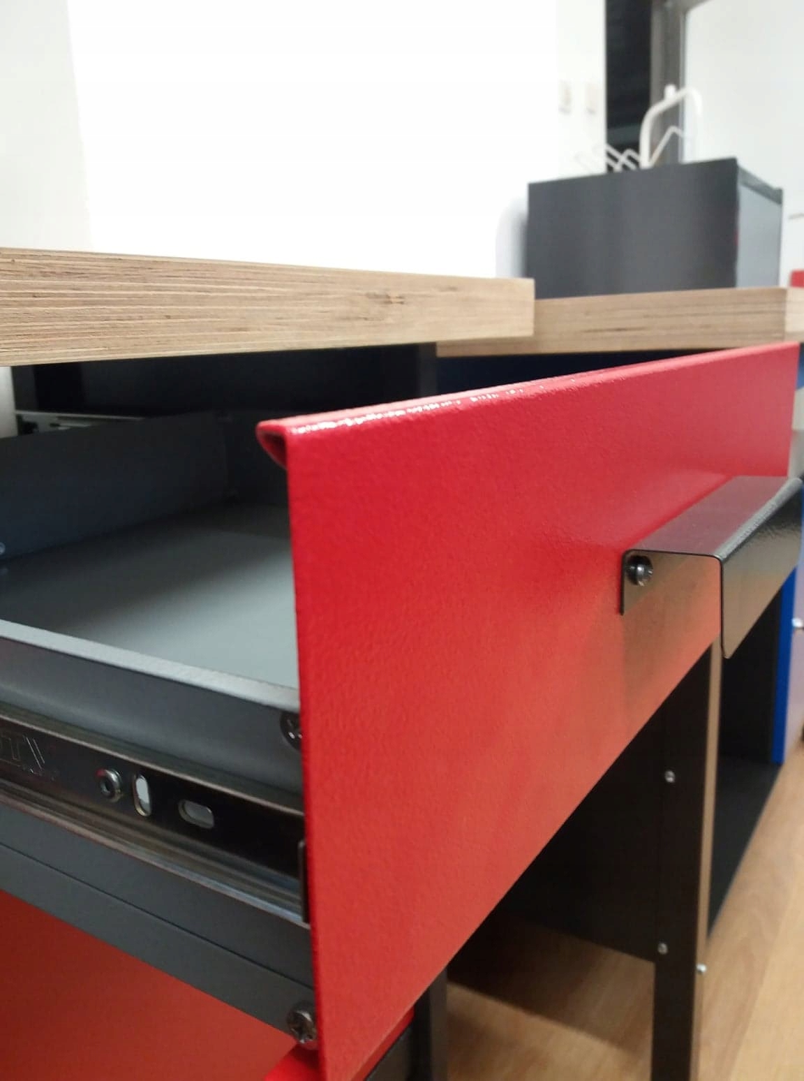 Польский инструментальный стол с твердой столешницей 40 мм