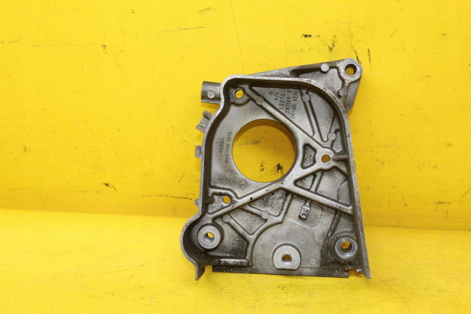 PODSTAWA POMPY WTRYSKOWEJ A8 D3 4.0 TDI 057130147K