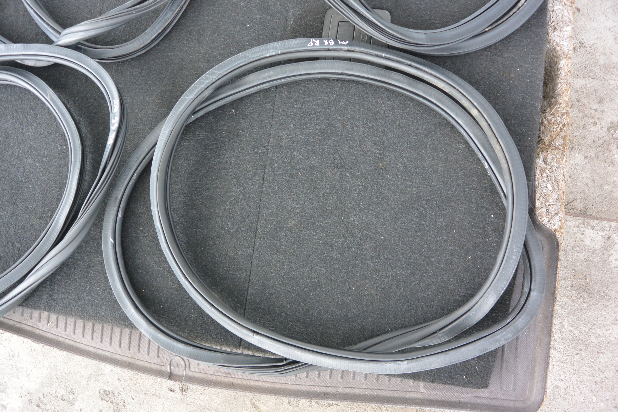 USZCZELKI PRAWY PRZÓD LEWY TYŁ AUDI A4 B8 KOMBI Producent części Audi OE